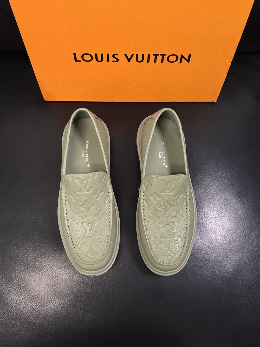Lv  高品质  顶级工艺品  路易威登，运动板鞋专柜同步，鞋面意大利进口，高品质拼接缤纷色彩复杂工艺品
