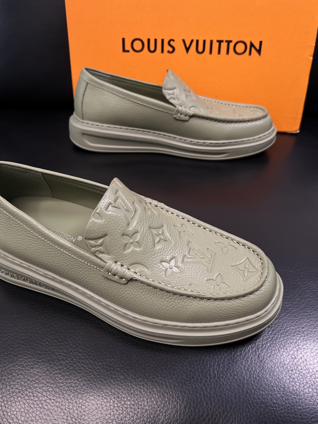 Lv  高品质  顶级工艺品  路易威登，运动板鞋专柜同步，鞋面意大利进口，高品质拼接缤纷色彩复杂工艺品