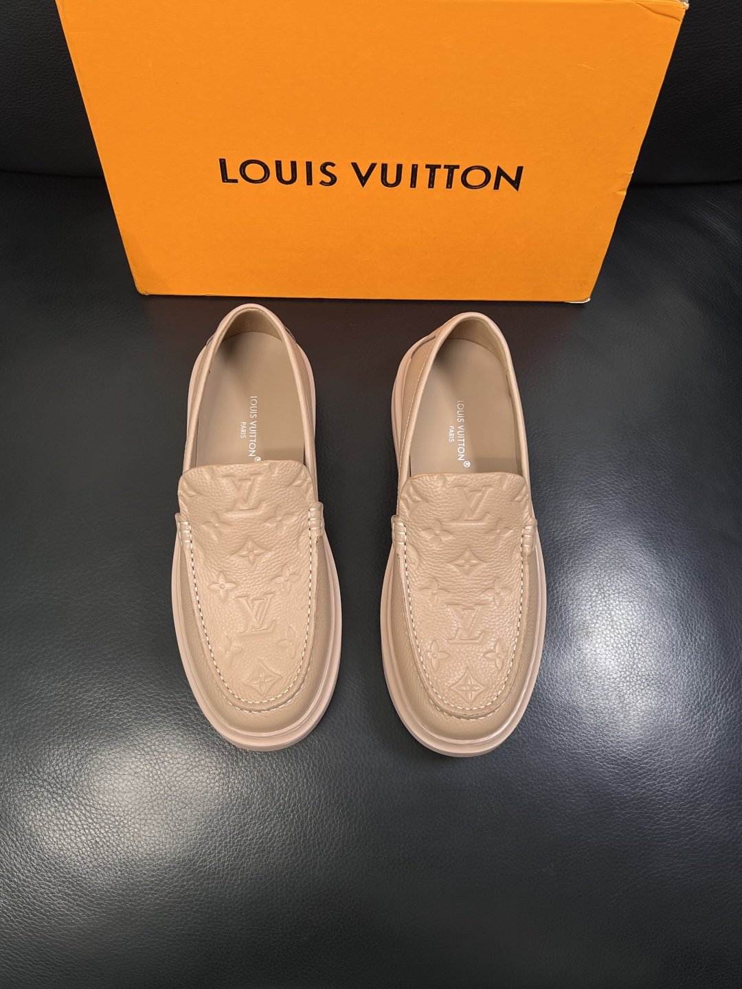 Lv  高品质  顶级工艺品  路易威登，运动板鞋专柜同步，鞋面意大利进口，高品质拼接缤纷色彩复杂工艺品