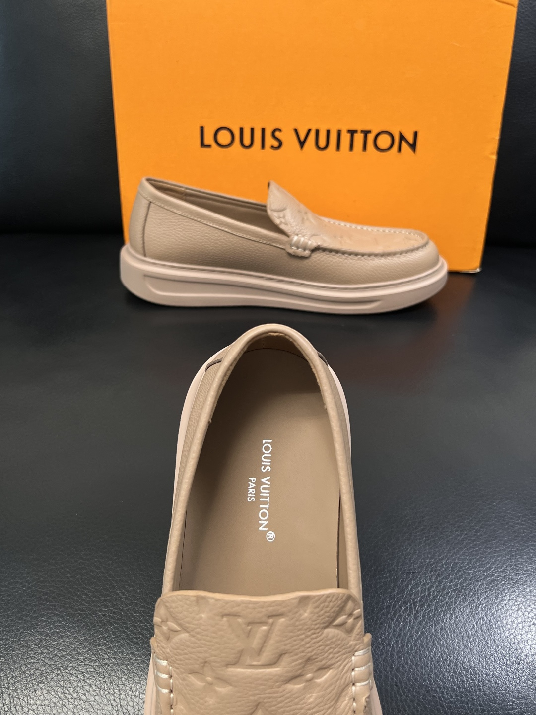 Lv  高品质  顶级工艺品  路易威登，运动板鞋专柜同步，鞋面意大利进口，高品质拼接缤纷色彩复杂工艺品
