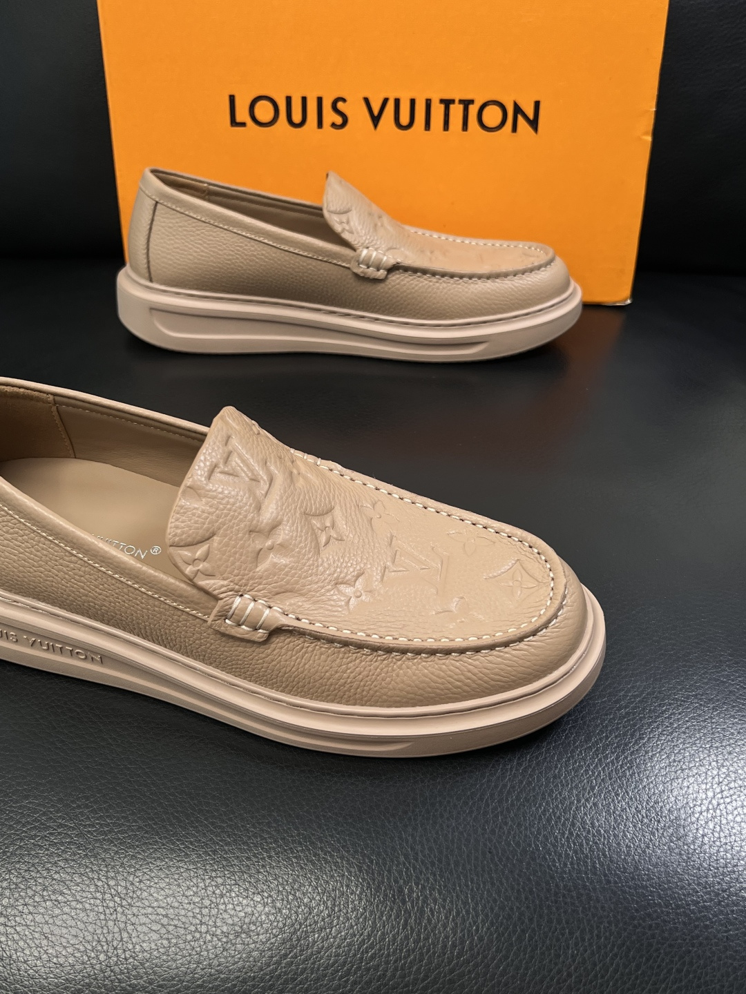Lv  高品质  顶级工艺品  路易威登，运动板鞋专柜同步，鞋面意大利进口，高品质拼接缤纷色彩复杂工艺品