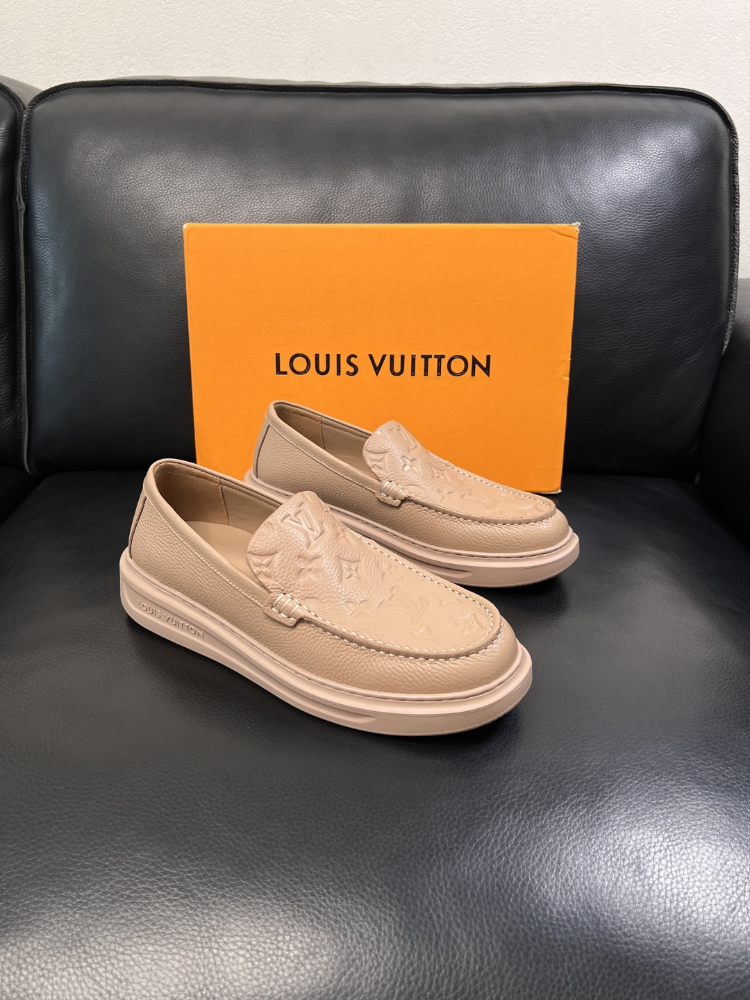 Lv  高品质  顶级工艺品  路易威登，运动板鞋专柜同步，鞋面意大利进口，高品质拼接缤纷色彩复杂工艺品