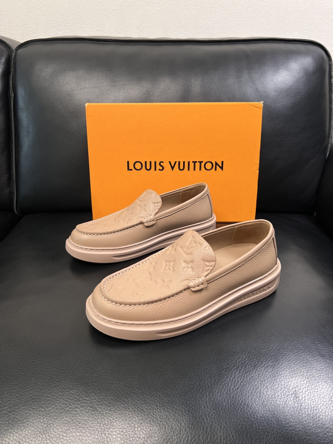 Lv  高品质  顶级工艺品  路易威登，运动板鞋专柜同步，鞋面意大利进口，高品质拼接缤纷色彩复杂工艺品