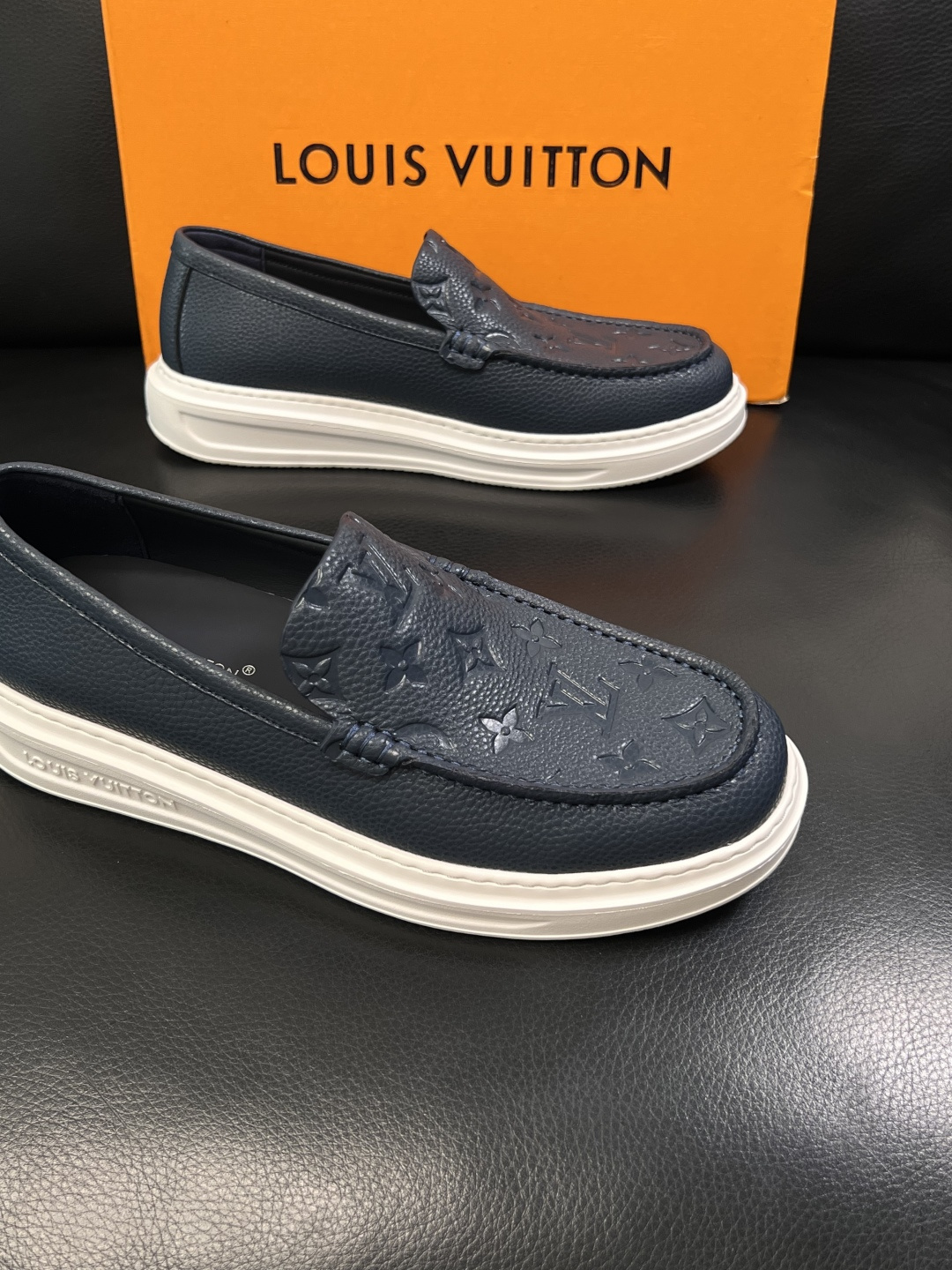 Lv  高品质  顶级工艺品  路易威登，运动板鞋专柜同步，鞋面意大利进口，高品质拼接缤纷色彩复杂工艺品