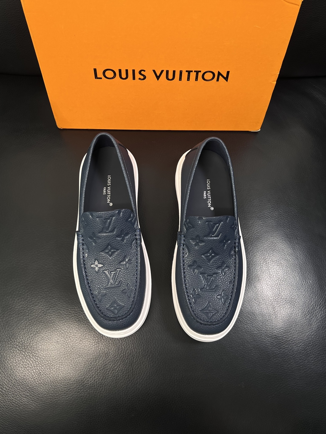 Lv  高品质  顶级工艺品  路易威登，运动板鞋专柜同步，鞋面意大利进口，高品质拼接缤纷色彩复杂工艺品