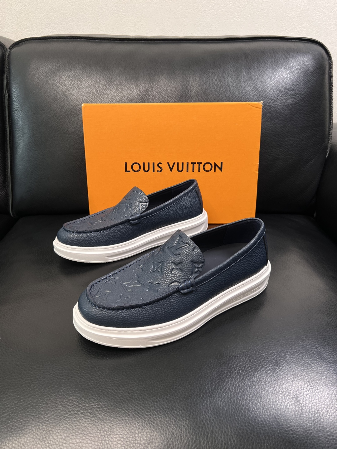 Lv  高品质  顶级工艺品  路易威登，运动板鞋专柜同步，鞋面意大利进口，高品质拼接缤纷色彩复杂工艺品