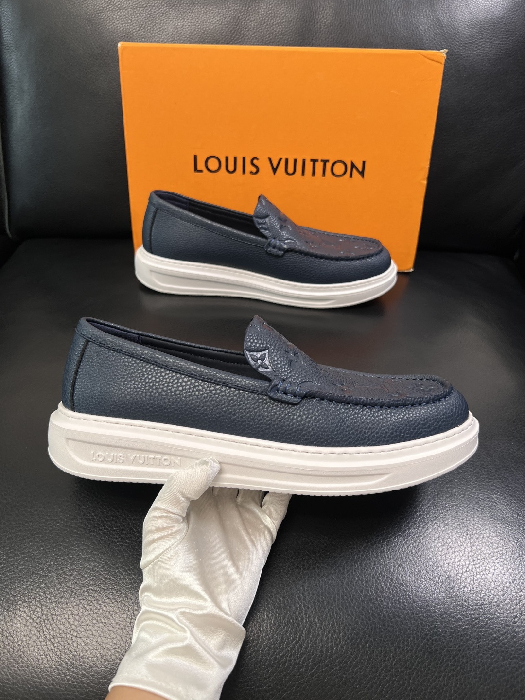Lv  高品质  顶级工艺品  路易威登，运动板鞋专柜同步，鞋面意大利进口，高品质拼接缤纷色彩复杂工艺品