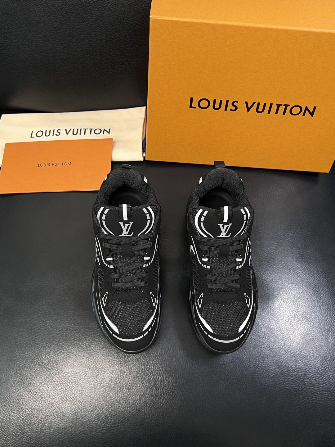 Lv  高品质  顶级工艺品  路易威登，运动板鞋专柜同步，鞋面意大利进口，高品质拼接缤纷色彩复杂工艺品