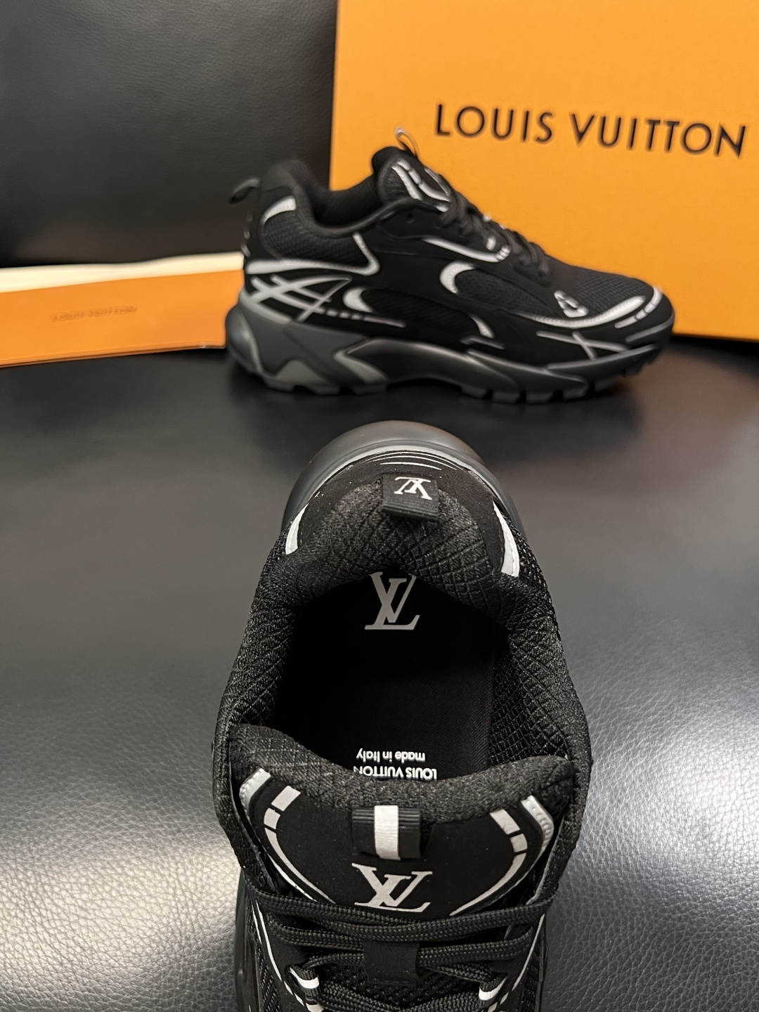 Lv  高品质  顶级工艺品  路易威登，运动板鞋专柜同步，鞋面意大利进口，高品质拼接缤纷色彩复杂工艺品