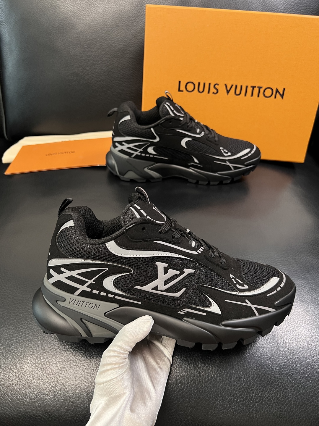 Lv  高品质  顶级工艺品  路易威登，运动板鞋专柜同步，鞋面意大利进口，高品质拼接缤纷色彩复杂工艺品