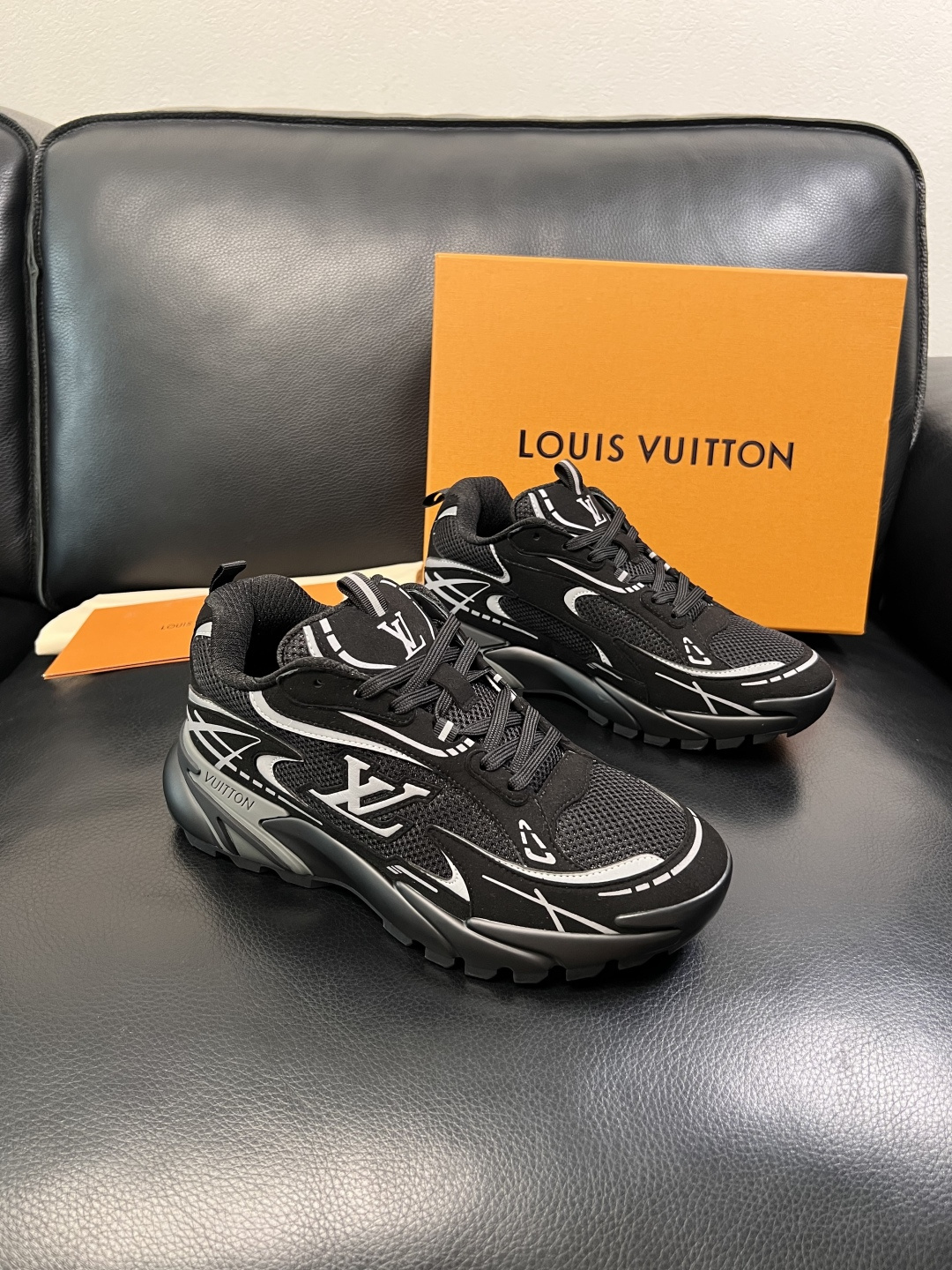 Lv  高品质  顶级工艺品  路易威登，运动板鞋专柜同步，鞋面意大利进口，高品质拼接缤纷色彩复杂工艺品