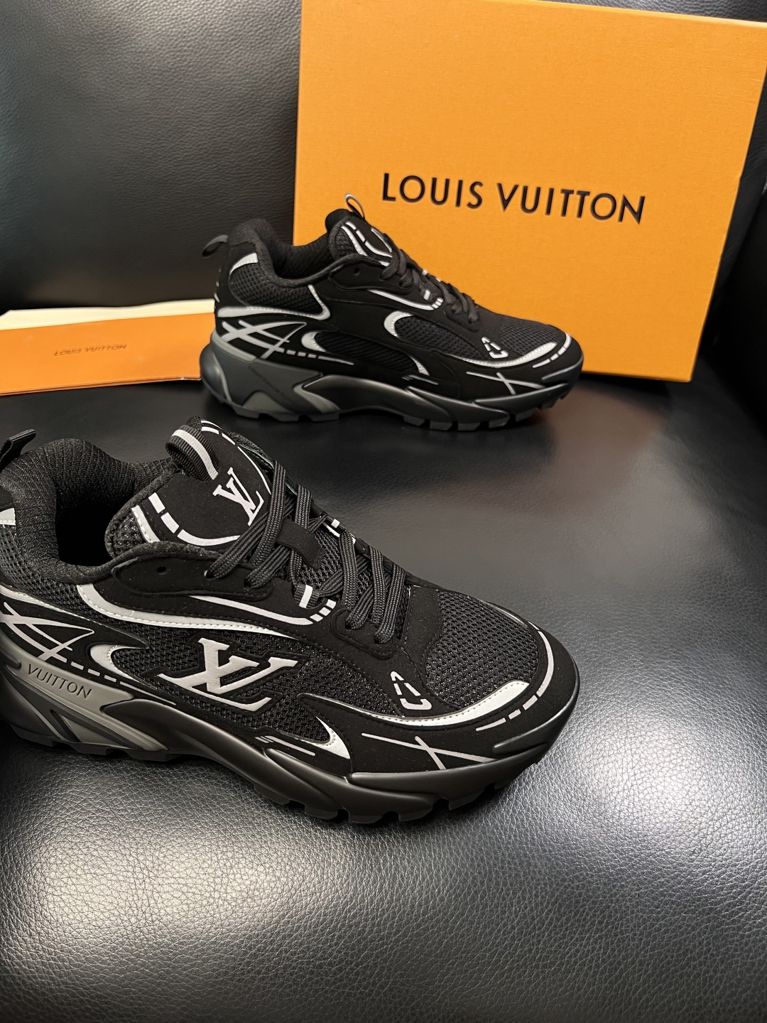 Lv  高品质  顶级工艺品  路易威登，运动板鞋专柜同步，鞋面意大利进口，高品质拼接缤纷色彩复杂工艺品