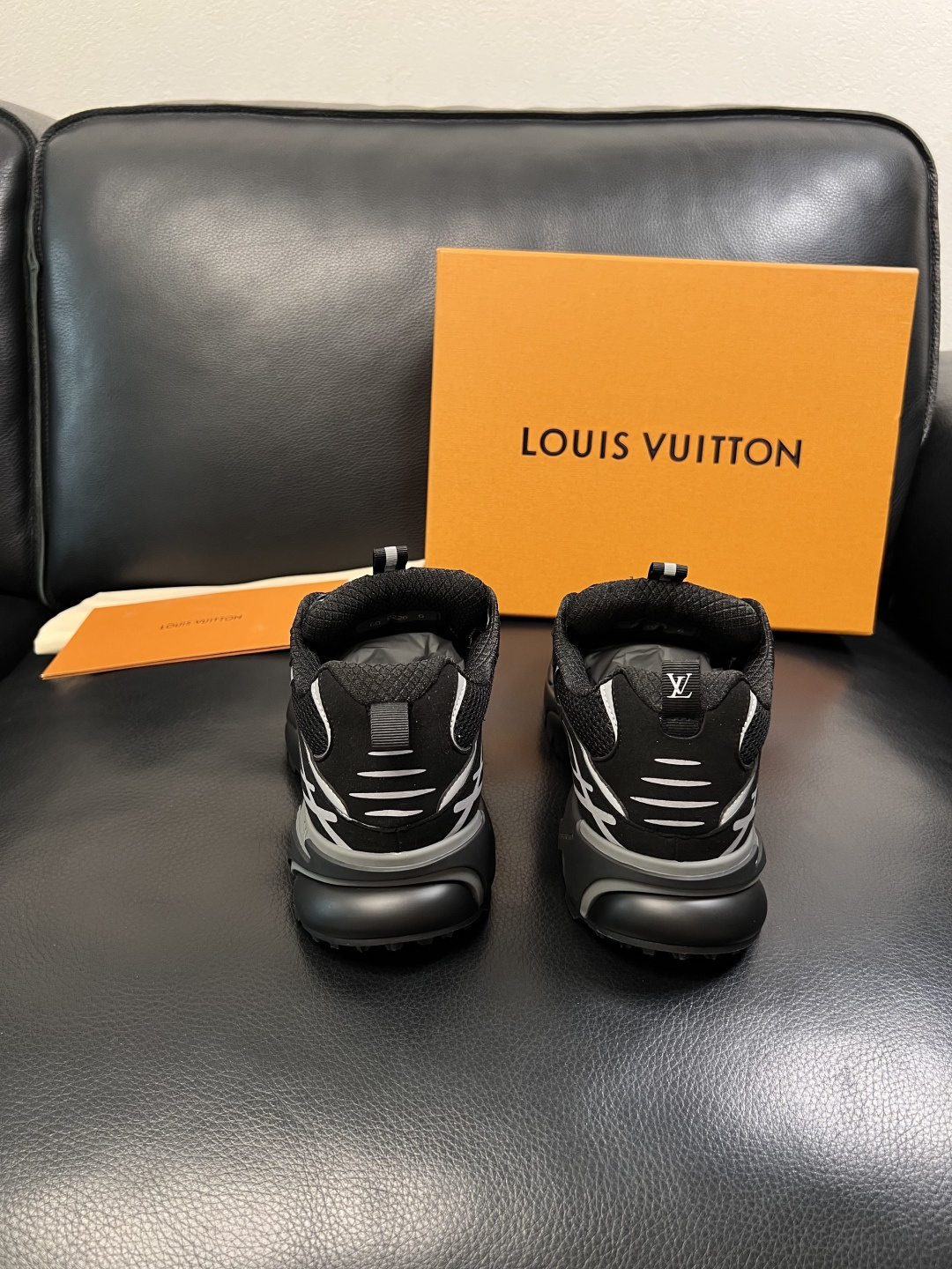 Lv  高品质  顶级工艺品  路易威登，运动板鞋专柜同步，鞋面意大利进口，高品质拼接缤纷色彩复杂工艺品