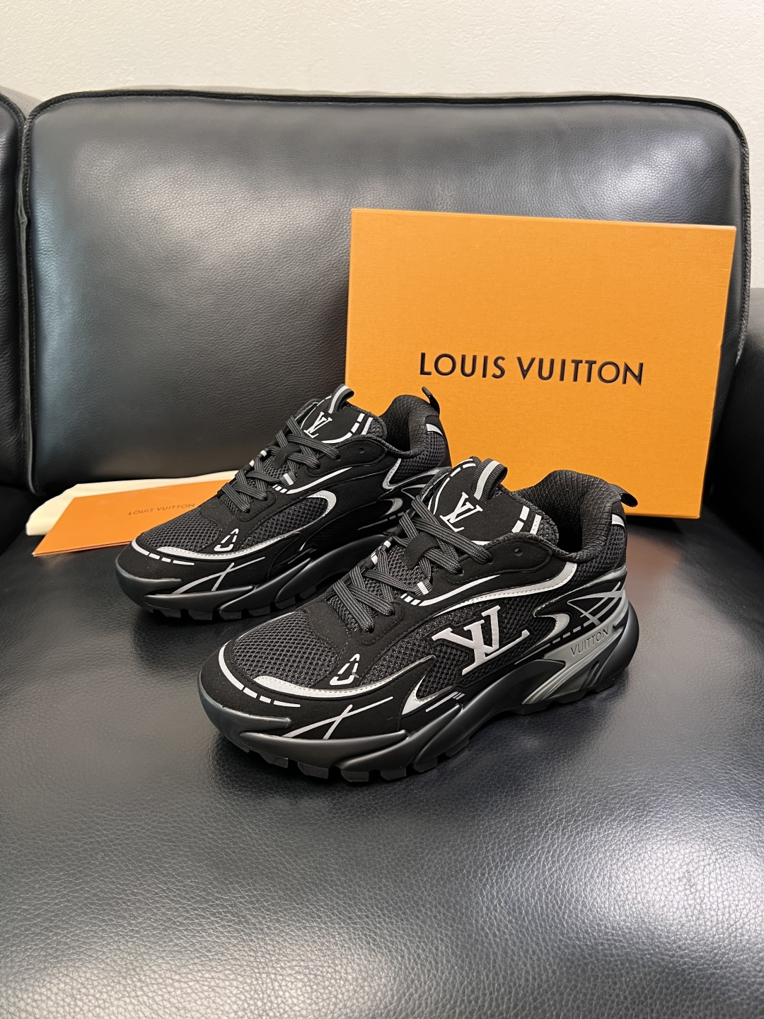 Lv  高品质  顶级工艺品  路易威登，运动板鞋专柜同步，鞋面意大利进口，高品质拼接缤纷色彩复杂工艺品