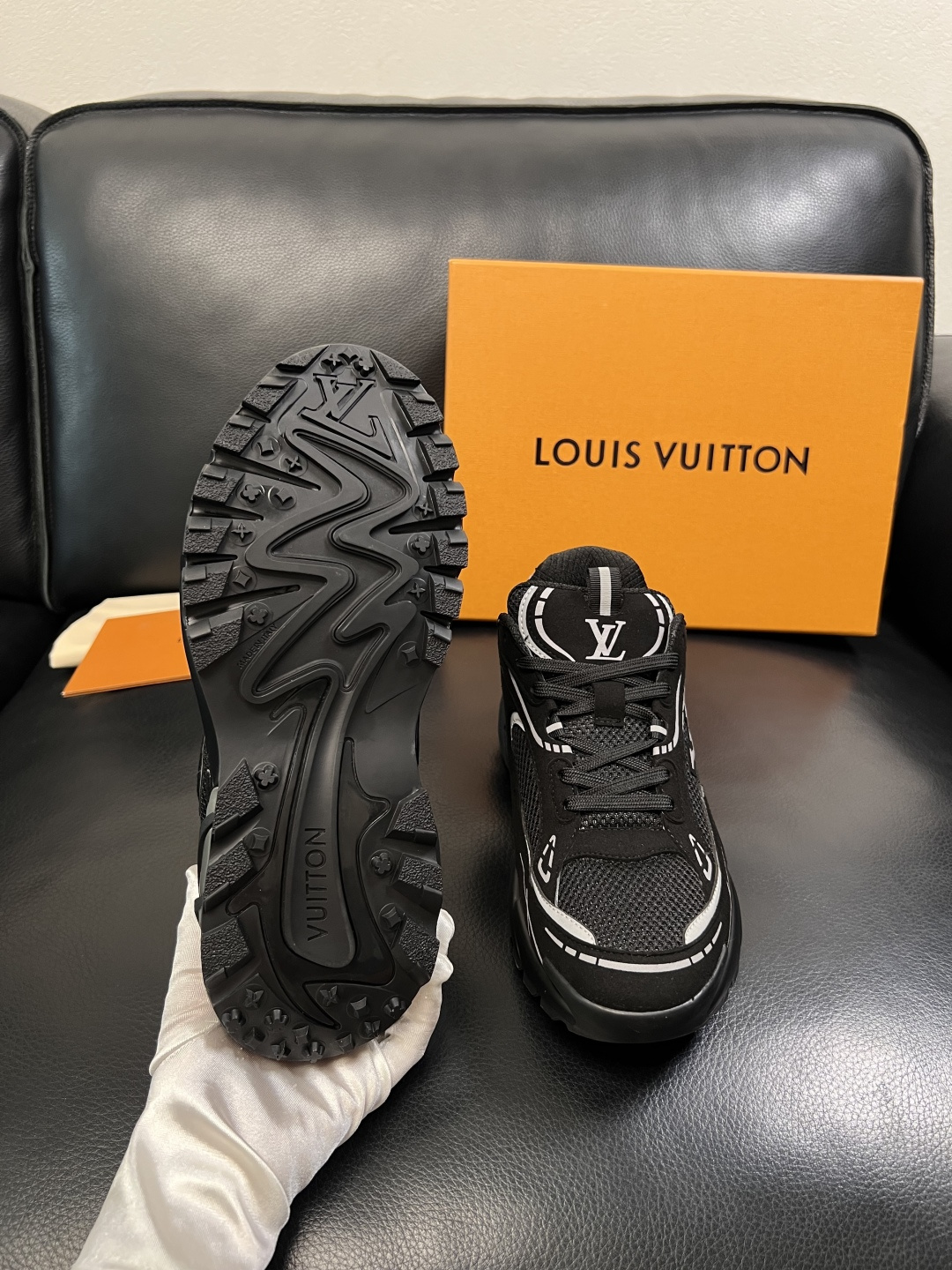 Lv  高品质  顶级工艺品  路易威登，运动板鞋专柜同步，鞋面意大利进口，高品质拼接缤纷色彩复杂工艺品