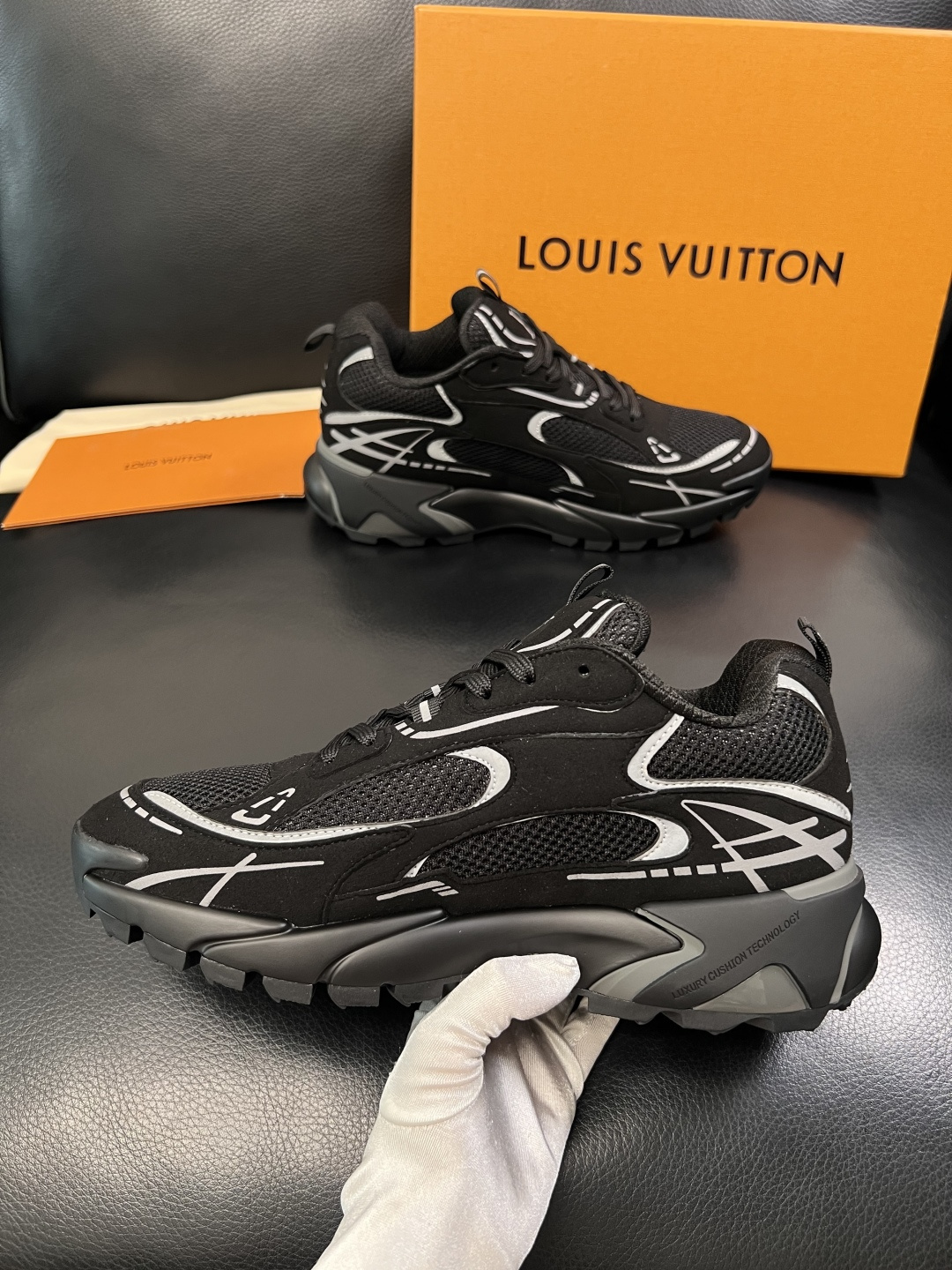 Lv  高品质  顶级工艺品  路易威登，运动板鞋专柜同步，鞋面意大利进口，高品质拼接缤纷色彩复杂工艺品