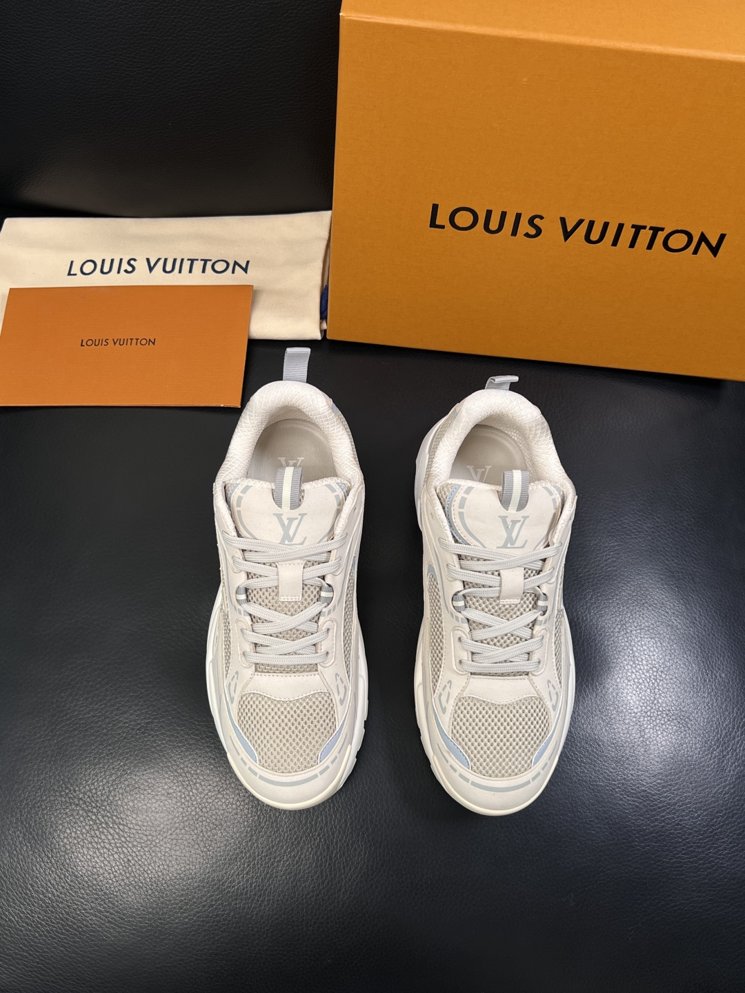 Lv  高品质  顶级工艺品  路易威登，运动板鞋专柜同步，鞋面意大利进口，高品质拼接缤纷色彩复杂工艺品