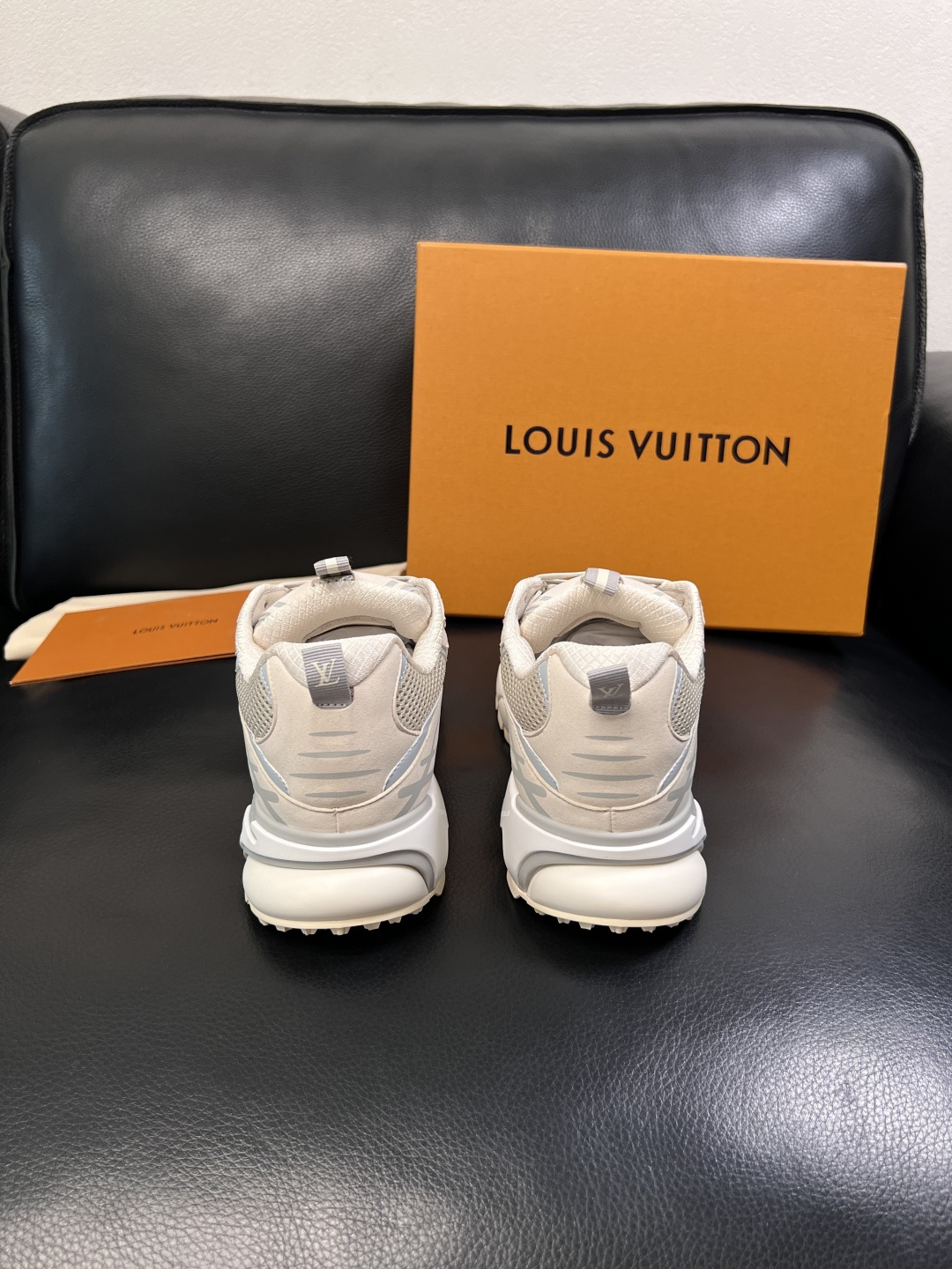 Lv  高品质  顶级工艺品  路易威登，运动板鞋专柜同步，鞋面意大利进口，高品质拼接缤纷色彩复杂工艺品