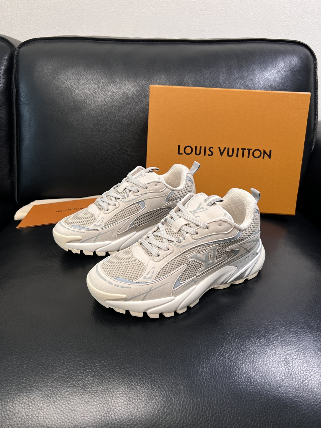Lv  高品质  顶级工艺品  路易威登，运动板鞋专柜同步，鞋面意大利进口，高品质拼接缤纷色彩复杂工艺品