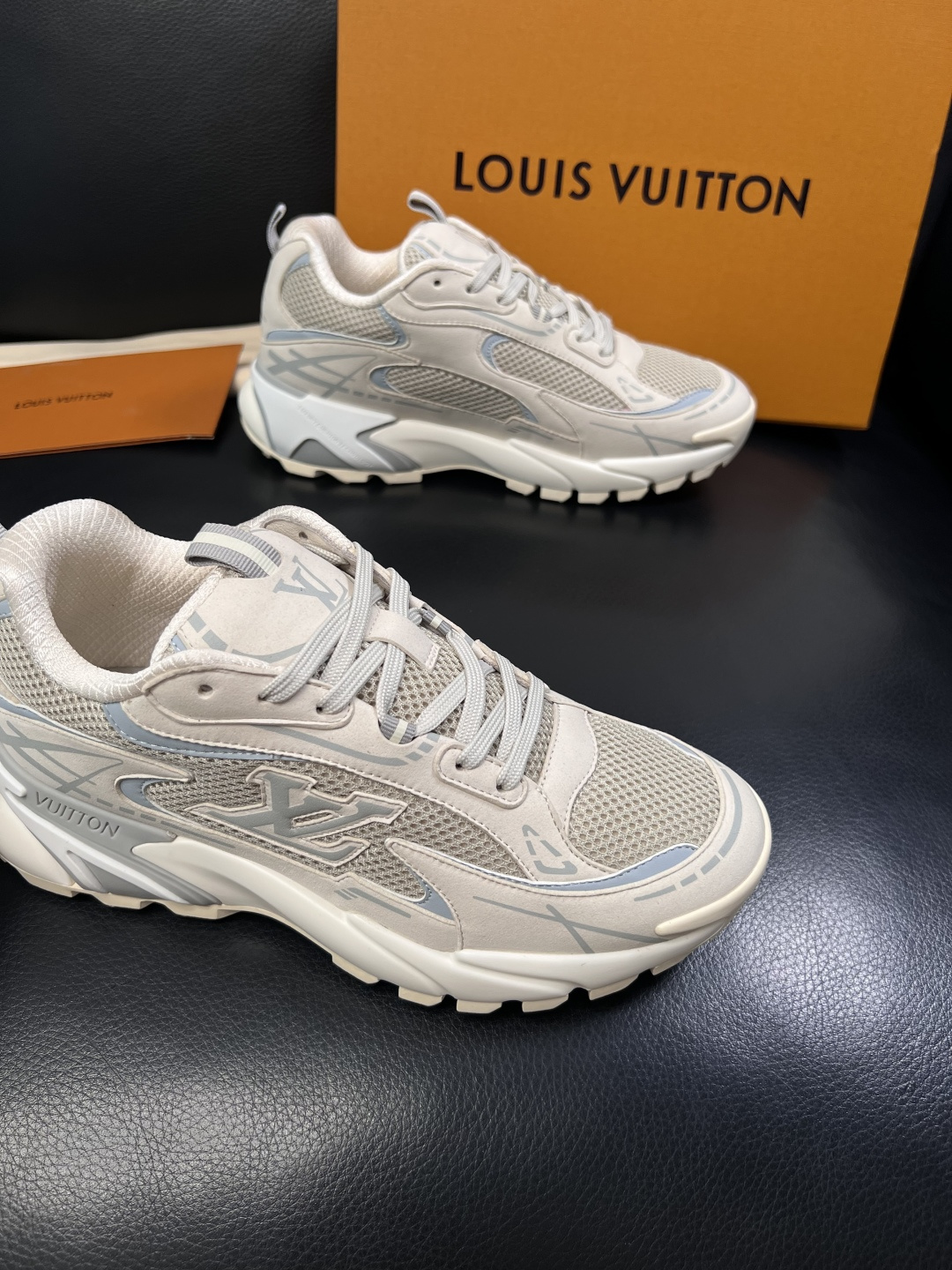 Lv  高品质  顶级工艺品  路易威登，运动板鞋专柜同步，鞋面意大利进口，高品质拼接缤纷色彩复杂工艺品
