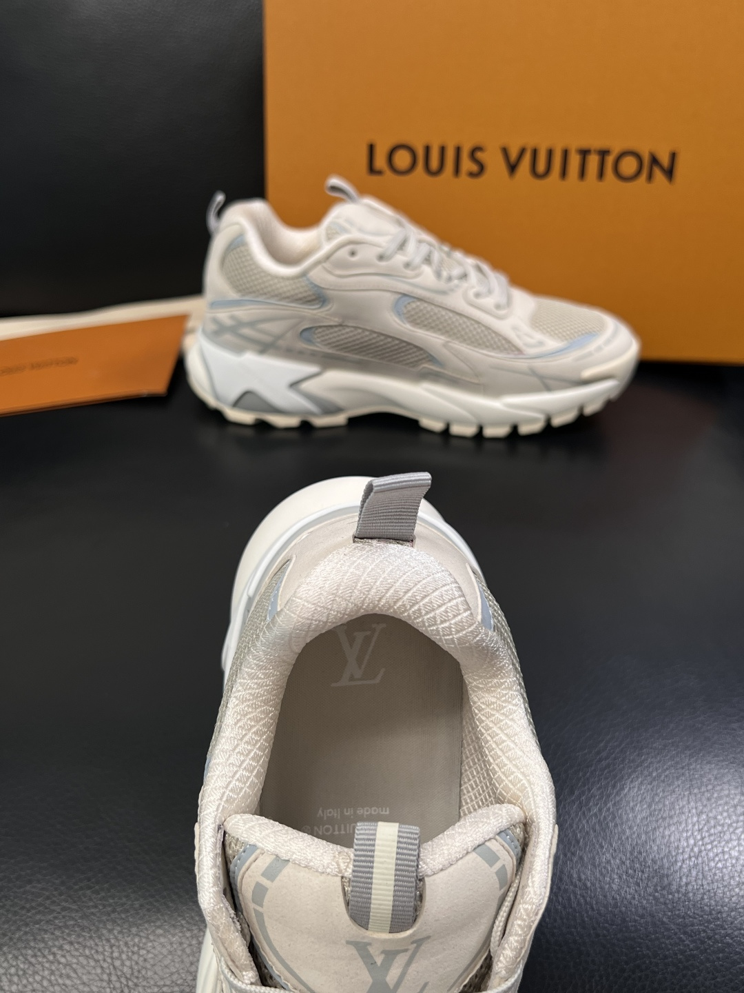 Lv  高品质  顶级工艺品  路易威登，运动板鞋专柜同步，鞋面意大利进口，高品质拼接缤纷色彩复杂工艺品