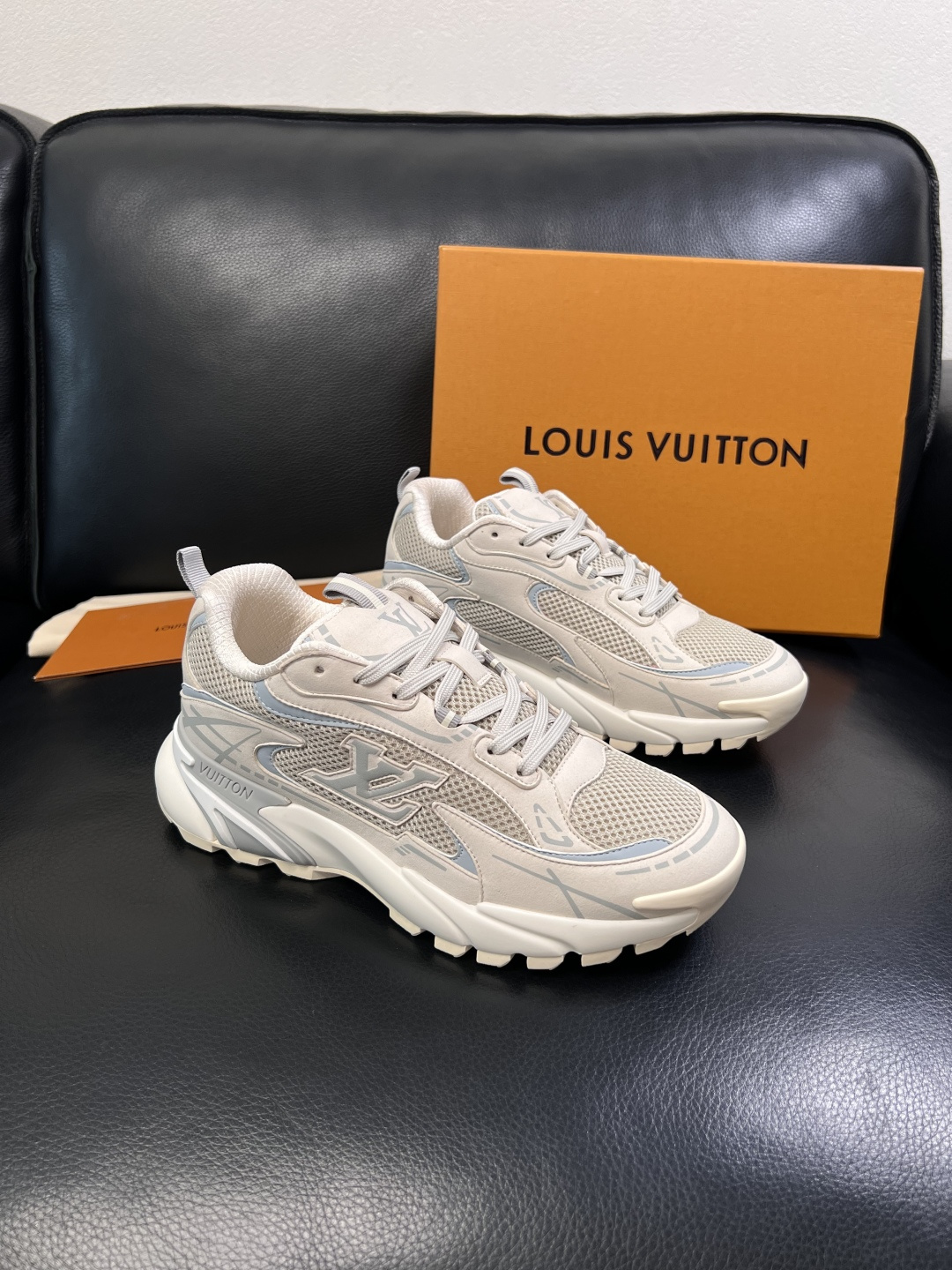 Lv  高品质  顶级工艺品  路易威登，运动板鞋专柜同步，鞋面意大利进口，高品质拼接缤纷色彩复杂工艺品