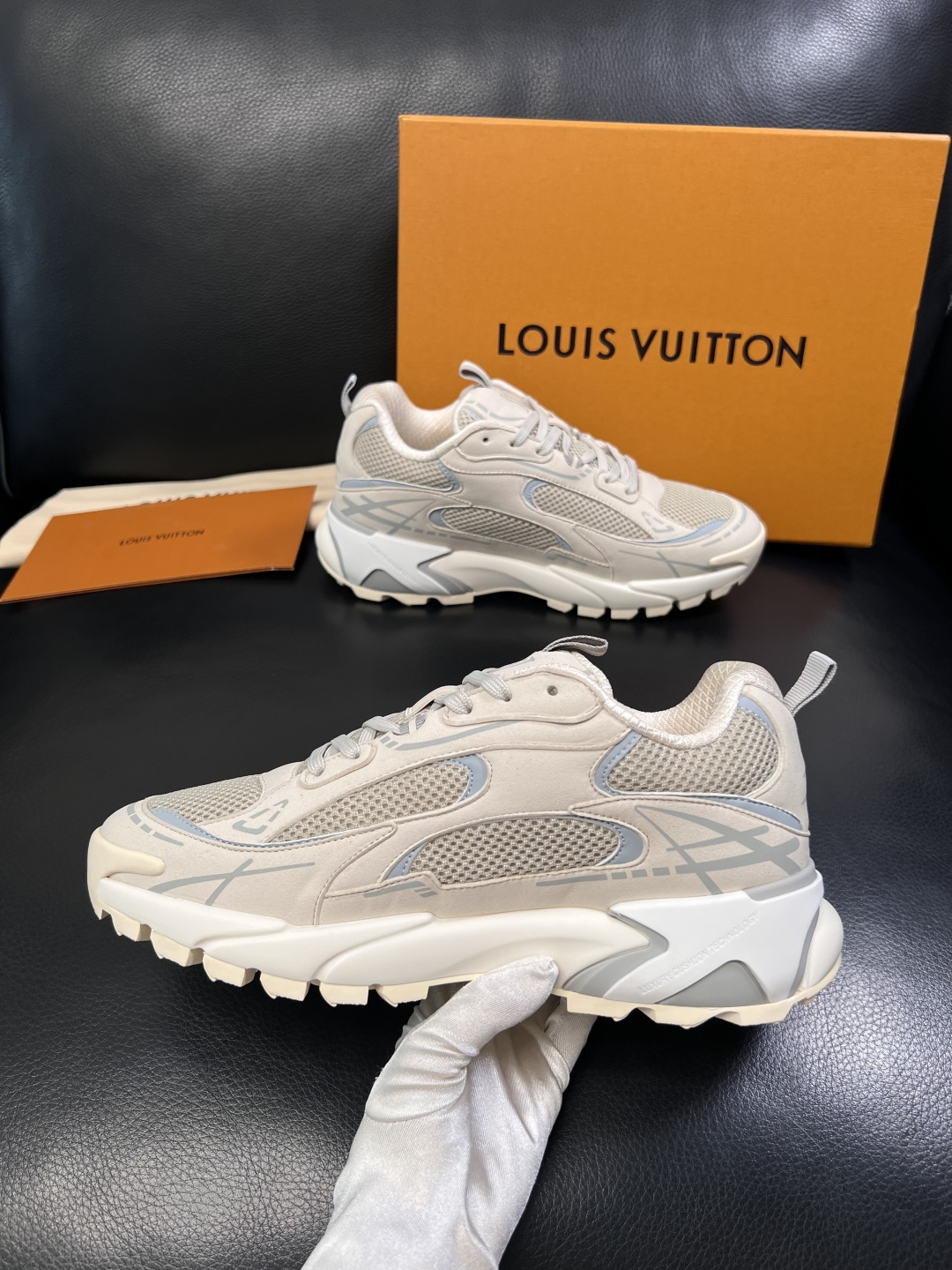 Lv  高品质  顶级工艺品  路易威登，运动板鞋专柜同步，鞋面意大利进口，高品质拼接缤纷色彩复杂工艺品