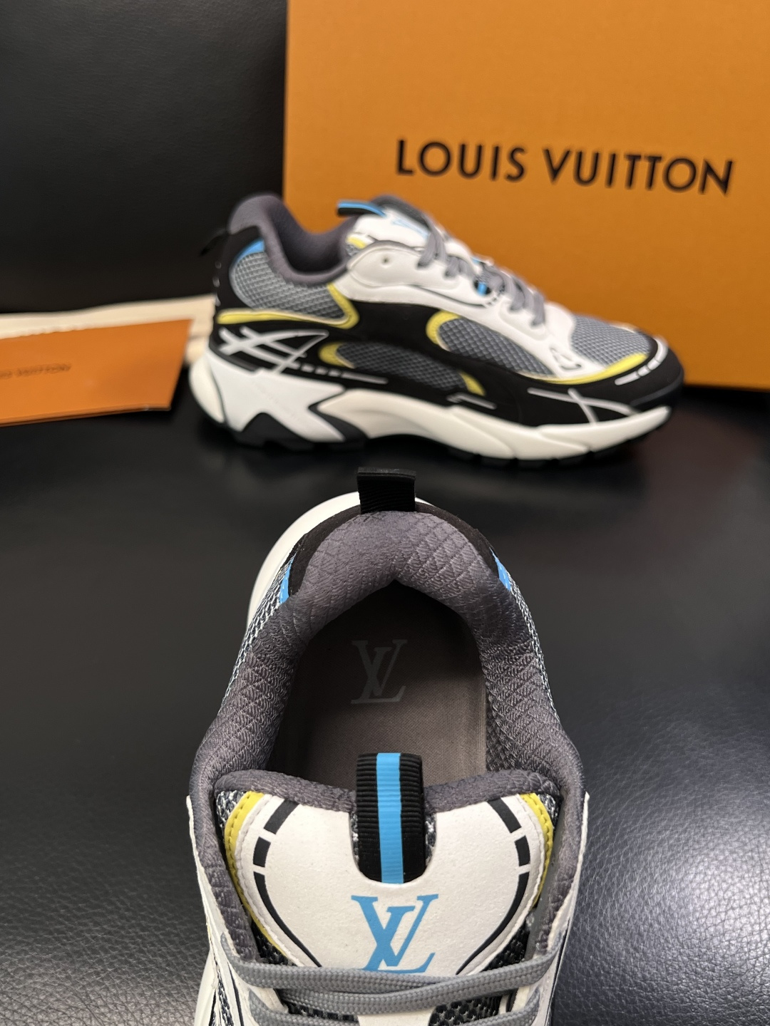 Lv  高品质  顶级工艺品  路易威登，运动板鞋专柜同步，鞋面意大利进口，高品质拼接缤纷色彩复杂工艺品