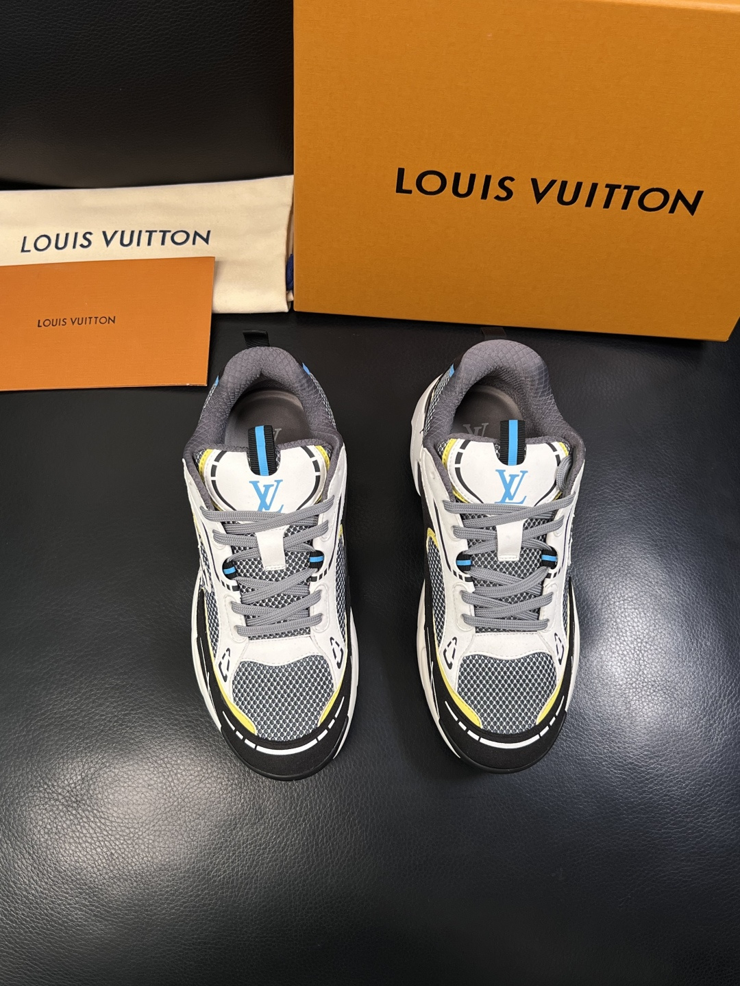 Lv  高品质  顶级工艺品  路易威登，运动板鞋专柜同步，鞋面意大利进口，高品质拼接缤纷色彩复杂工艺品