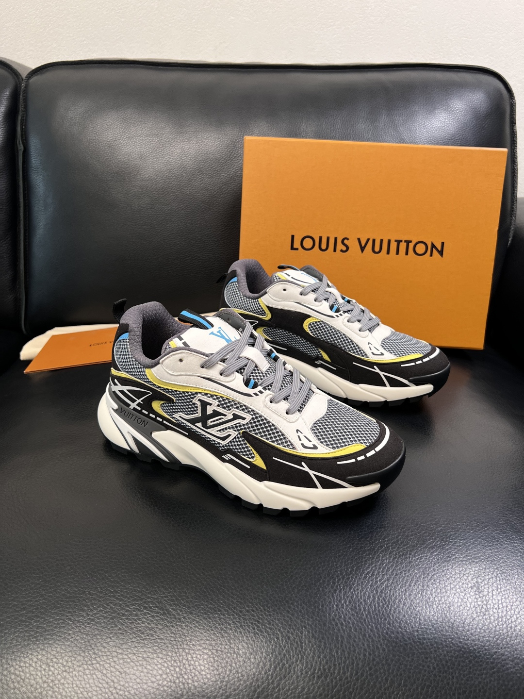 Lv  高品质  顶级工艺品  路易威登，运动板鞋专柜同步，鞋面意大利进口，高品质拼接缤纷色彩复杂工艺品