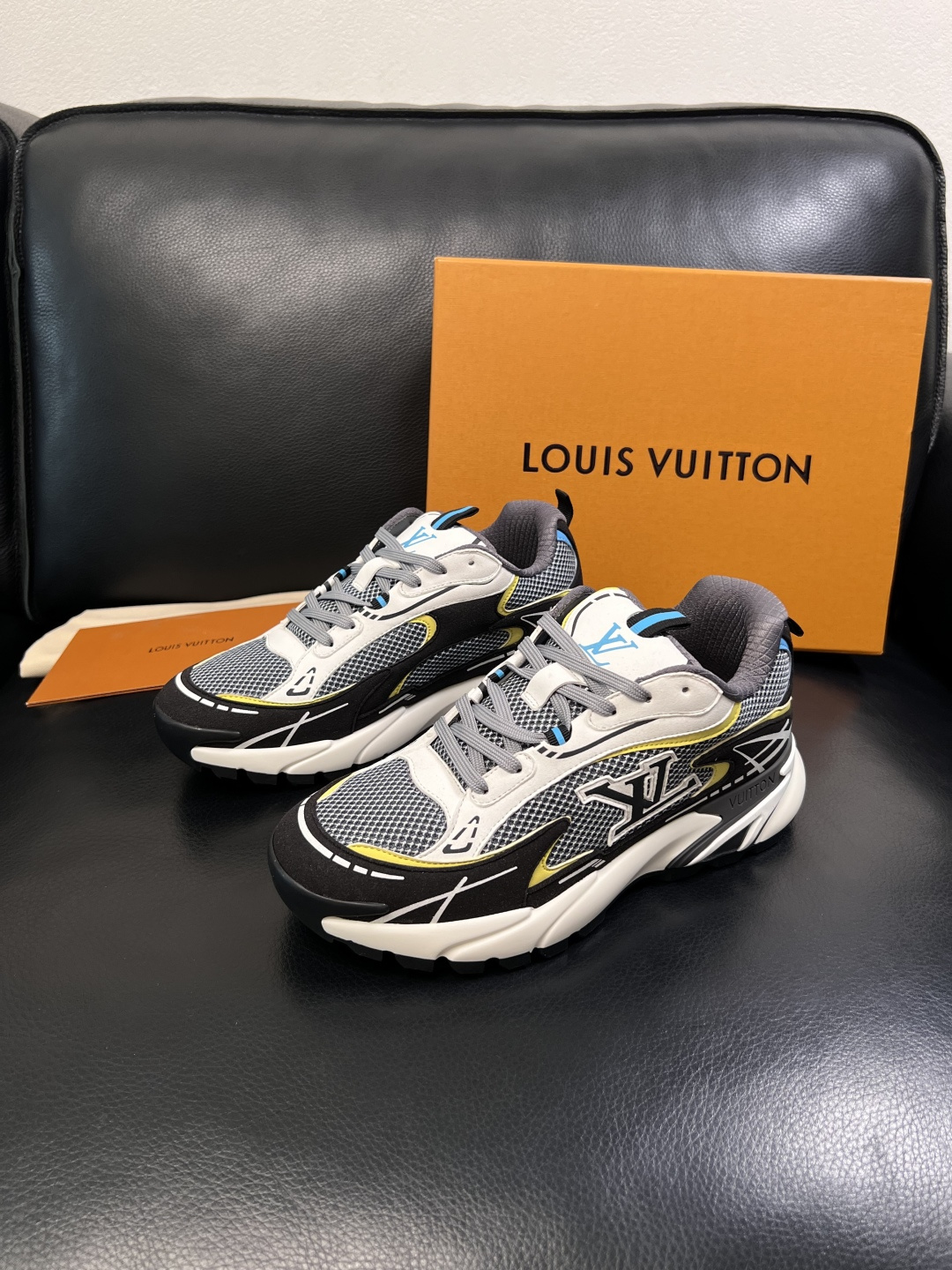 Lv  高品质  顶级工艺品  路易威登，运动板鞋专柜同步，鞋面意大利进口，高品质拼接缤纷色彩复杂工艺品