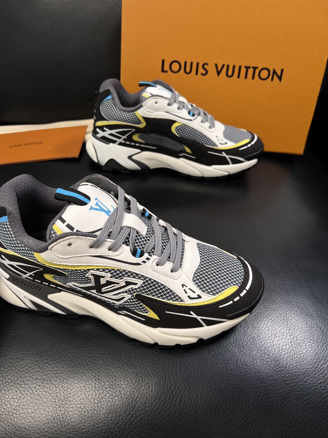 Lv  高品质  顶级工艺品  路易威登，运动板鞋专柜同步，鞋面意大利进口，高品质拼接缤纷色彩复杂工艺品