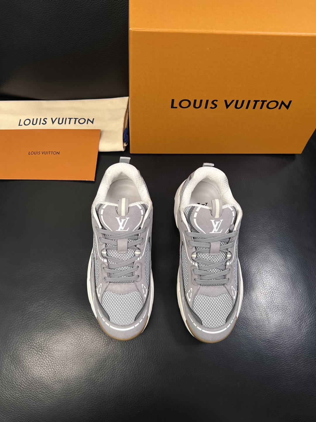 Lv  高品质  顶级工艺品  路易威登，运动板鞋专柜同步，鞋面意大利进口，高品质拼接缤纷色彩复杂工艺品