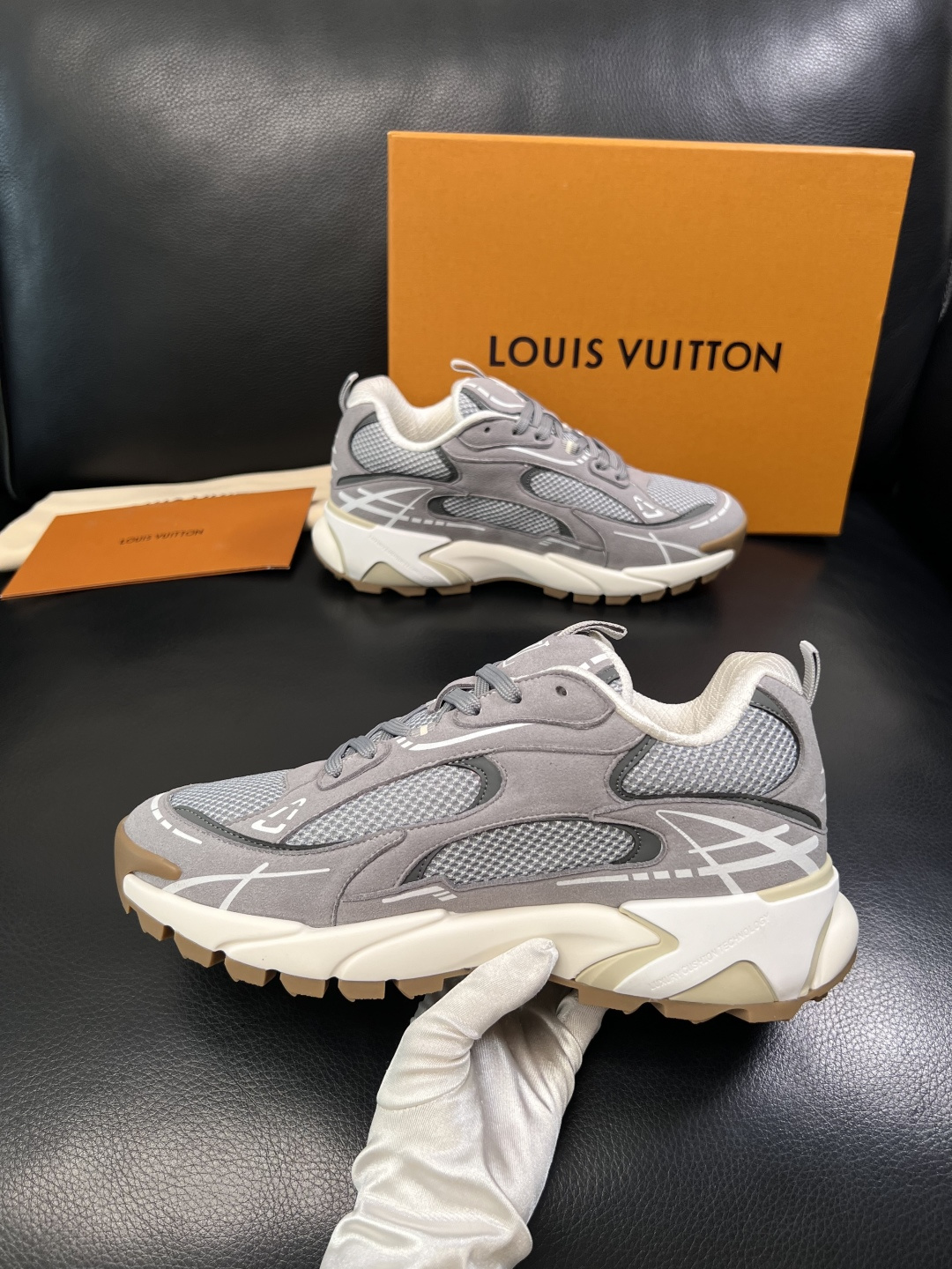 Lv  高品质  顶级工艺品  路易威登，运动板鞋专柜同步，鞋面意大利进口，高品质拼接缤纷色彩复杂工艺品
