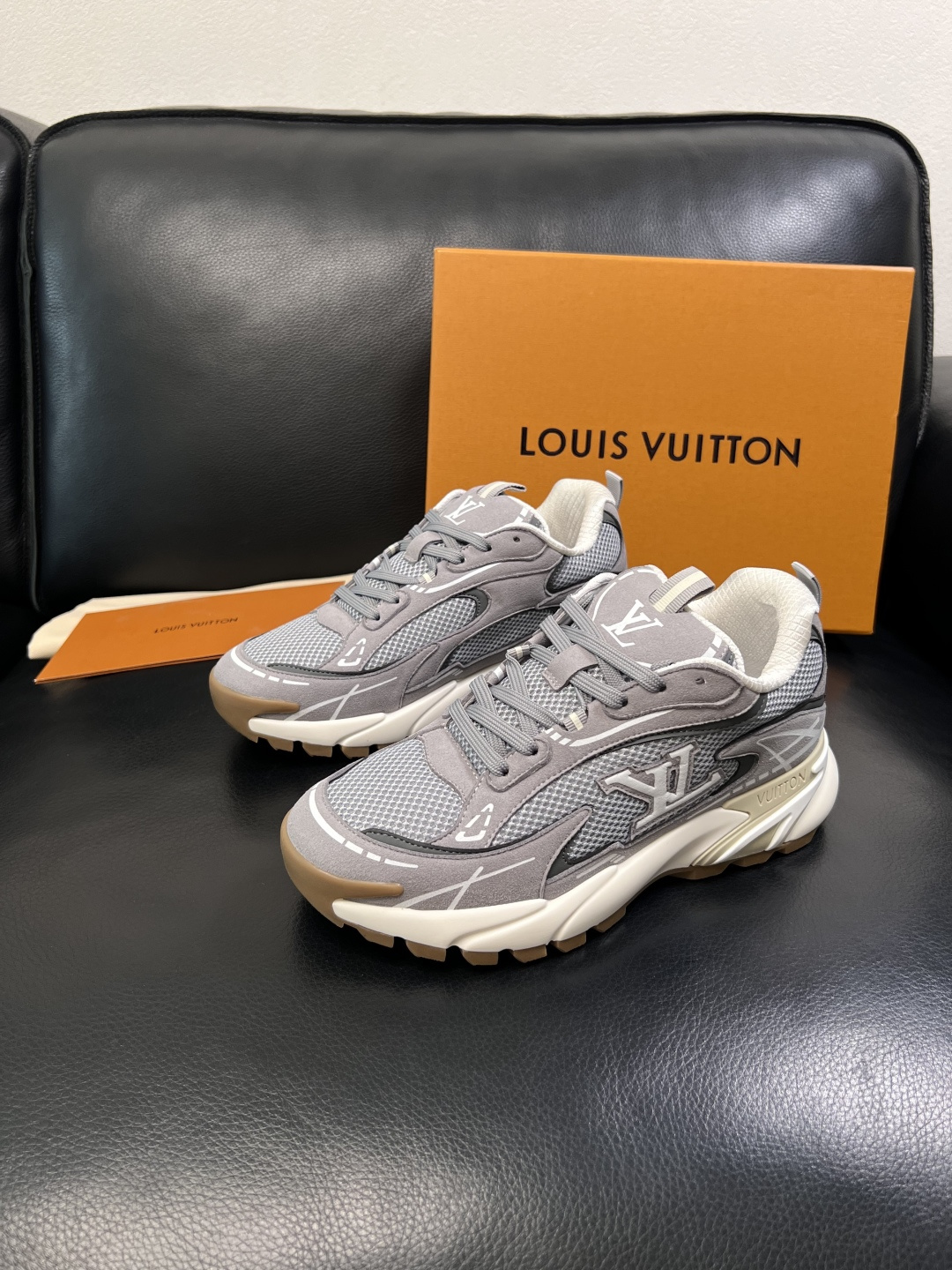 Lv  高品质  顶级工艺品  路易威登，运动板鞋专柜同步，鞋面意大利进口，高品质拼接缤纷色彩复杂工艺品