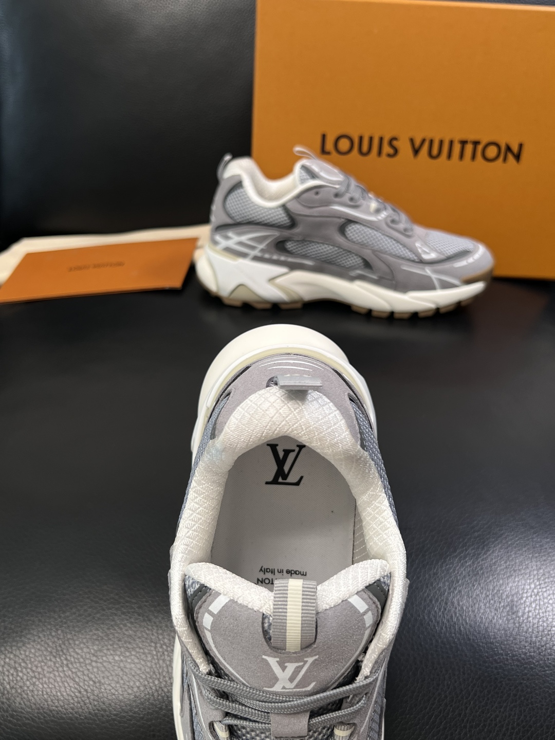 Lv  高品质  顶级工艺品  路易威登，运动板鞋专柜同步，鞋面意大利进口，高品质拼接缤纷色彩复杂工艺品
