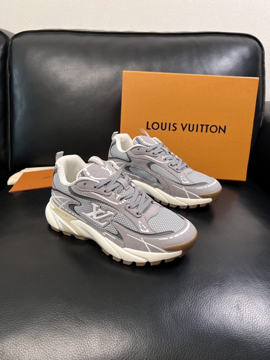 Lv  高品质  顶级工艺品  路易威登，运动板鞋专柜同步，鞋面意大利进口，高品质拼接缤纷色彩复杂工艺品