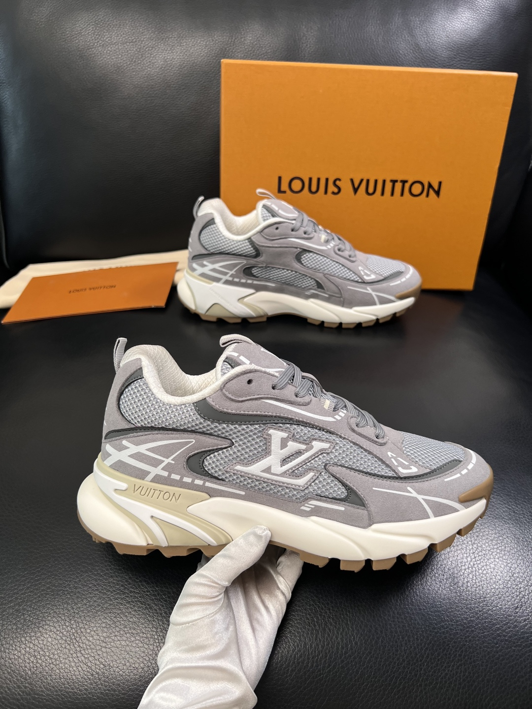 Lv  高品质  顶级工艺品  路易威登，运动板鞋专柜同步，鞋面意大利进口，高品质拼接缤纷色彩复杂工艺品