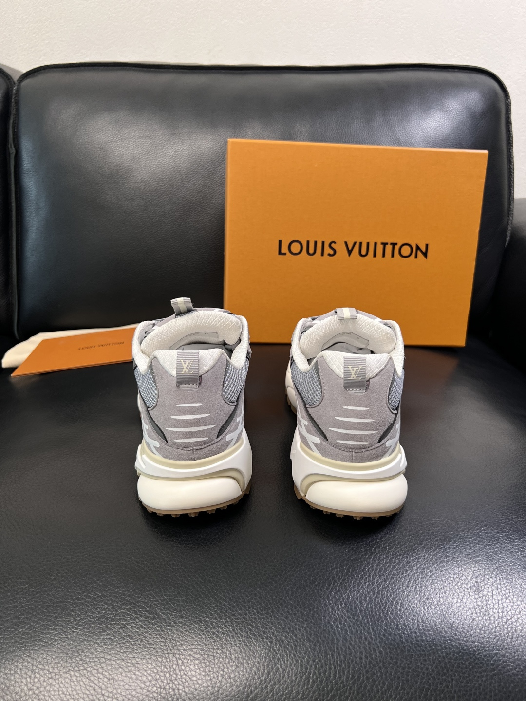 Lv  高品质  顶级工艺品  路易威登，运动板鞋专柜同步，鞋面意大利进口，高品质拼接缤纷色彩复杂工艺品