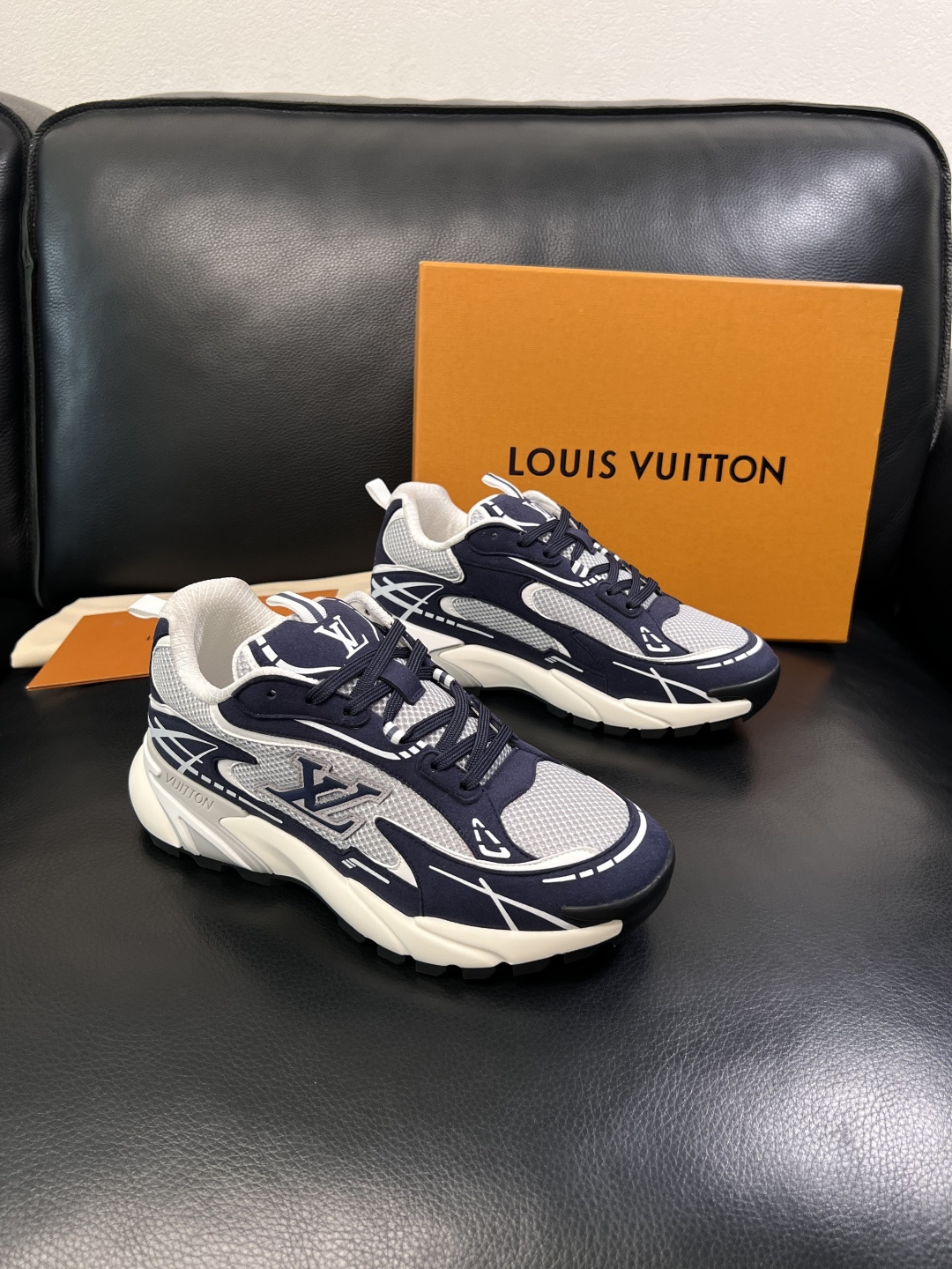 NO:853552,Lv high-quality top crafts Louis Vuitton, sports sneakers counter synchronization, uppers imported from Italy, high-quality splicing colorful and complex crafts, imported cowhide lining is soft and comfortable, original soles are specially provided by the original factory, TPU exclusive movable molded soles are super comfortable, original factory follow-up goods, code number 39-44 (customized 38 45),, louis vuitton, louis vuitton, cowhide19860909Lv 高品质 顶级工艺品 路易威登,运动板鞋专柜同步,鞋面意大利进口,高品质拼接缤纷色彩复杂工艺品,进口牛皮里垫柔软舒适,鞋底原厂特供原版底,TPU独家活动成型底超级舒适,原厂跟单货,码数 39-44（订做 38 45）,,louis vuitton,louis vuitton,cowhide,Men's shoes