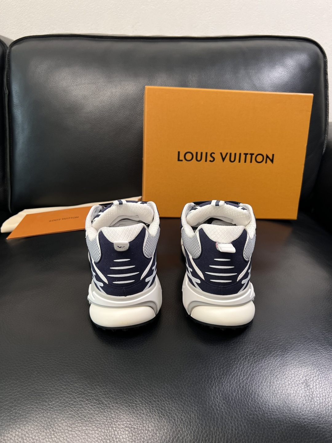 Lv  高品质  顶级工艺品  路易威登，运动板鞋专柜同步，鞋面意大利进口，高品质拼接缤纷色彩复杂工艺品