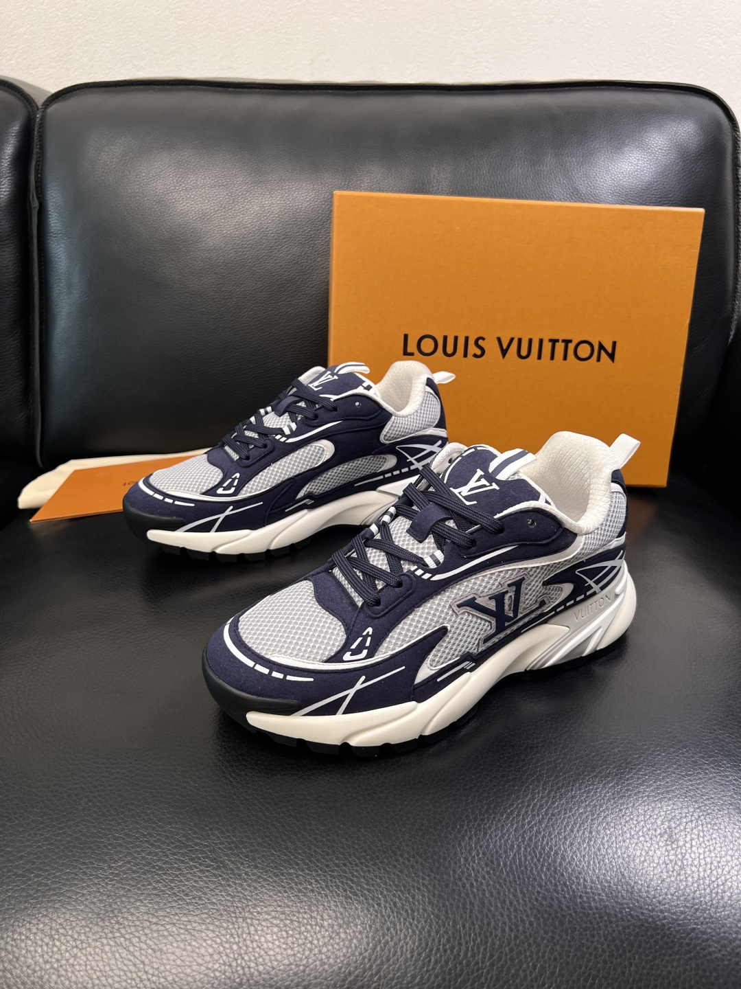 Lv  高品质  顶级工艺品  路易威登，运动板鞋专柜同步，鞋面意大利进口，高品质拼接缤纷色彩复杂工艺品