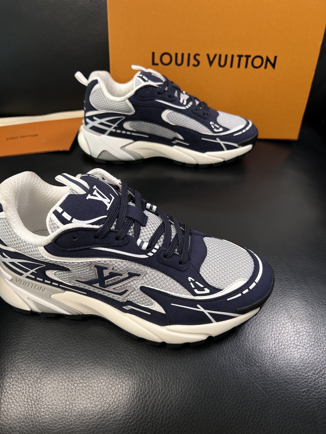 Lv  高品质  顶级工艺品  路易威登，运动板鞋专柜同步，鞋面意大利进口，高品质拼接缤纷色彩复杂工艺品