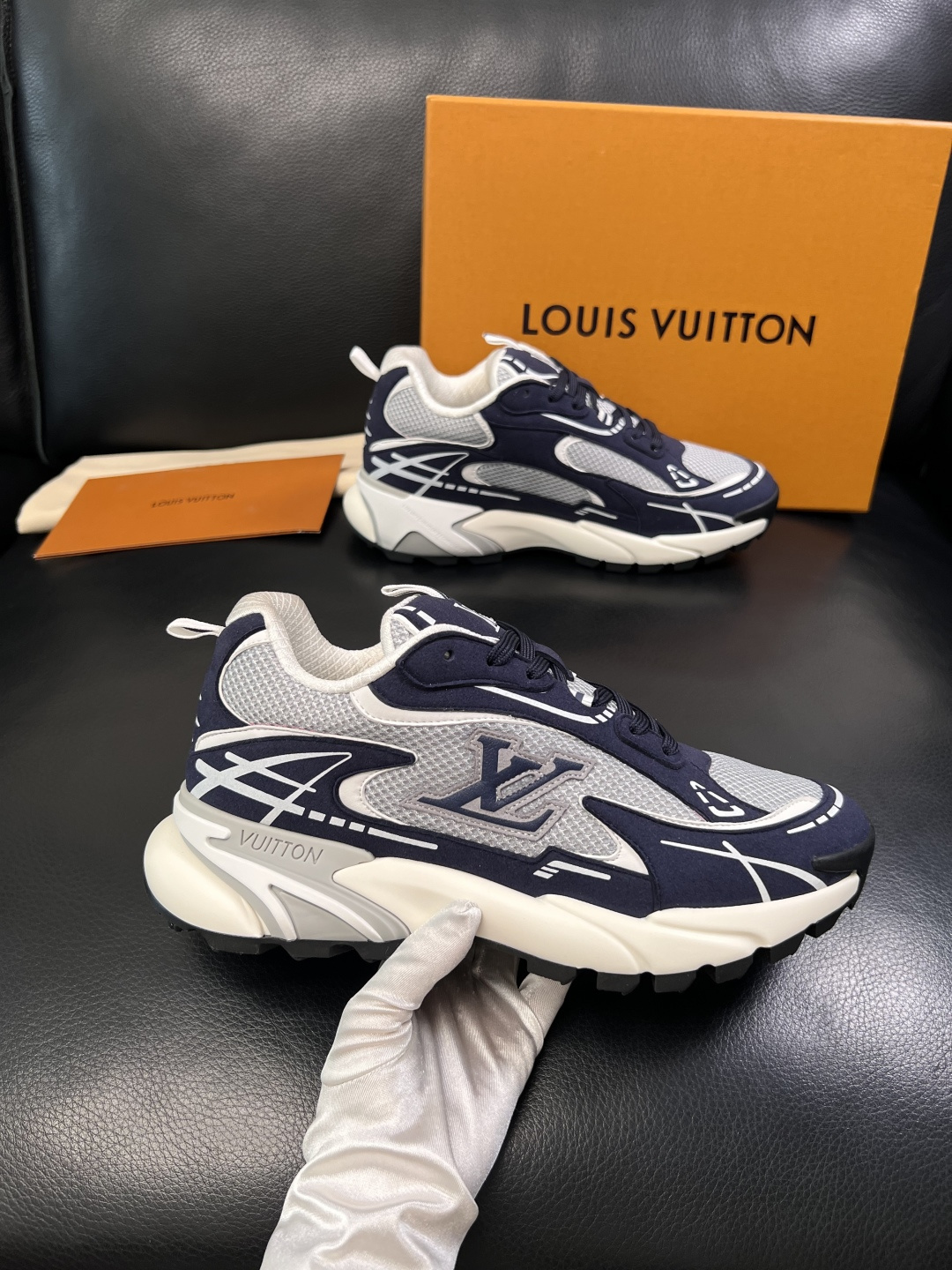 Lv  高品质  顶级工艺品  路易威登，运动板鞋专柜同步，鞋面意大利进口，高品质拼接缤纷色彩复杂工艺品