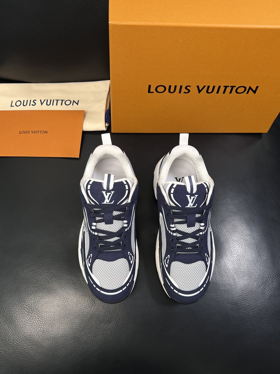 Lv  高品质  顶级工艺品  路易威登，运动板鞋专柜同步，鞋面意大利进口，高品质拼接缤纷色彩复杂工艺品