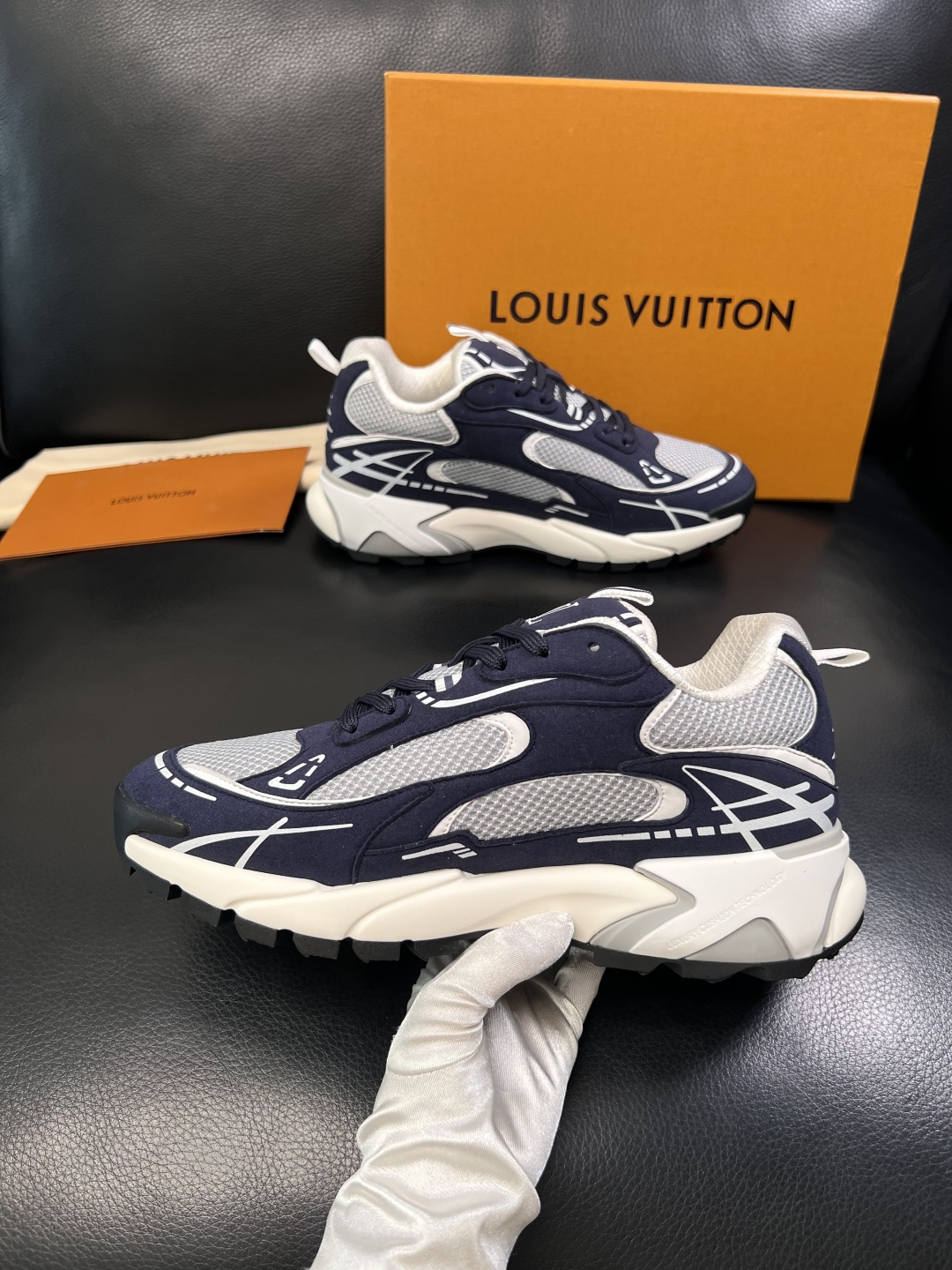 Lv  高品质  顶级工艺品  路易威登，运动板鞋专柜同步，鞋面意大利进口，高品质拼接缤纷色彩复杂工艺品