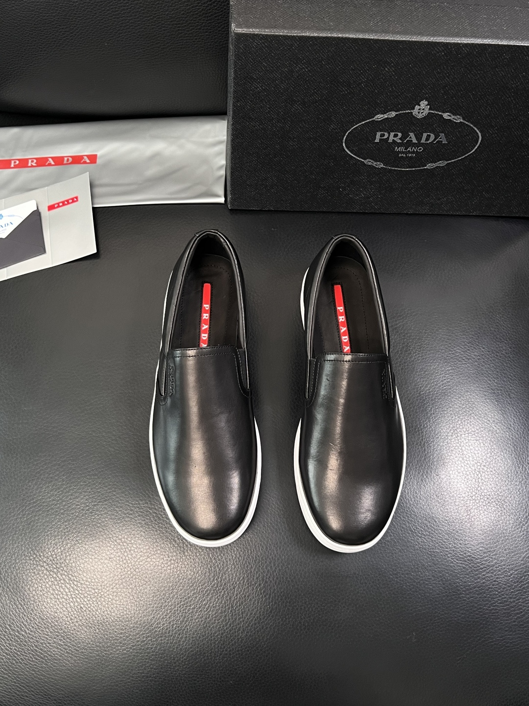Prada  高品质  顶级工艺品，普拉达 专柜同步，原厂配置意大利进口牛皮面料，进口牛皮内里垫，透气舒