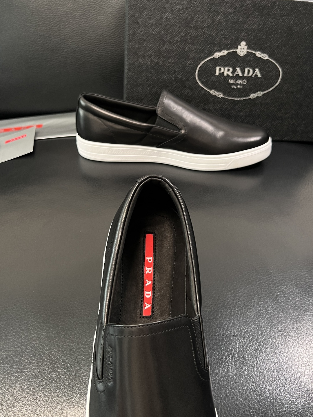 Prada  高品质  顶级工艺品，普拉达 专柜同步，原厂配置意大利进口牛皮面料，进口牛皮内里垫，透气舒