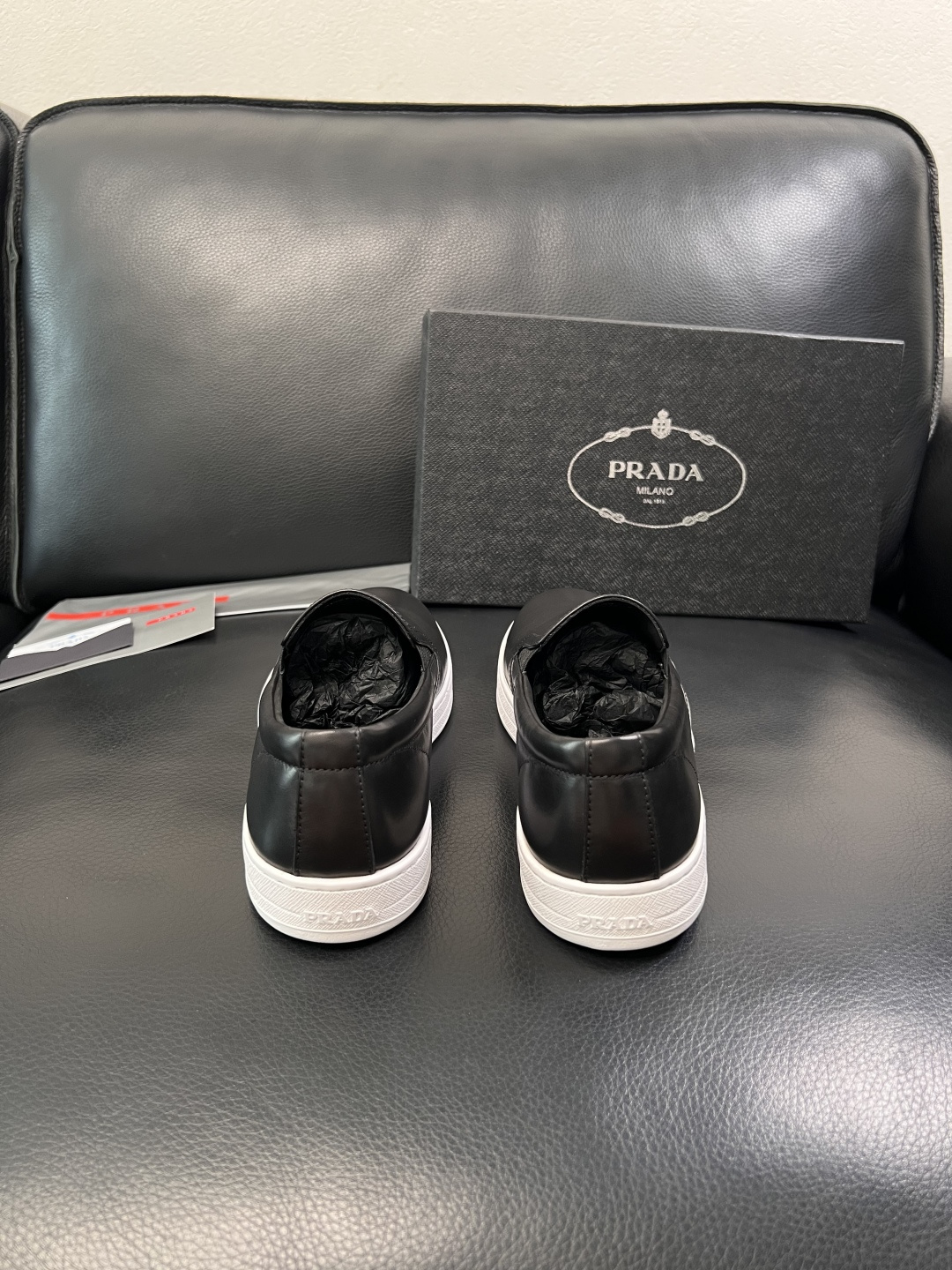 Prada  高品质  顶级工艺品，普拉达 专柜同步，原厂配置意大利进口牛皮面料，进口牛皮内里垫，透气舒