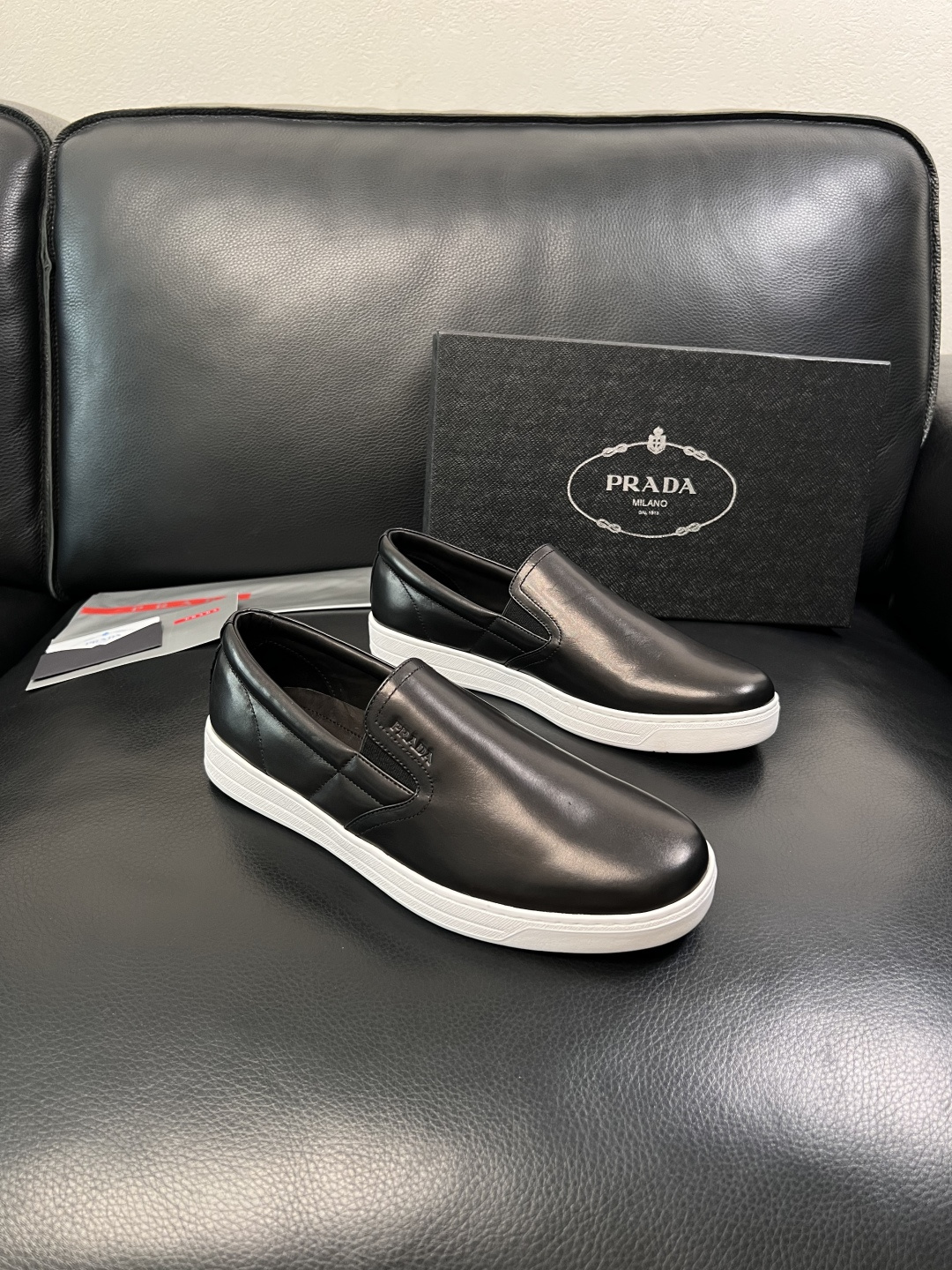 Prada  高品质  顶级工艺品，普拉达 专柜同步，原厂配置意大利进口牛皮面料，进口牛皮内里垫，透气舒